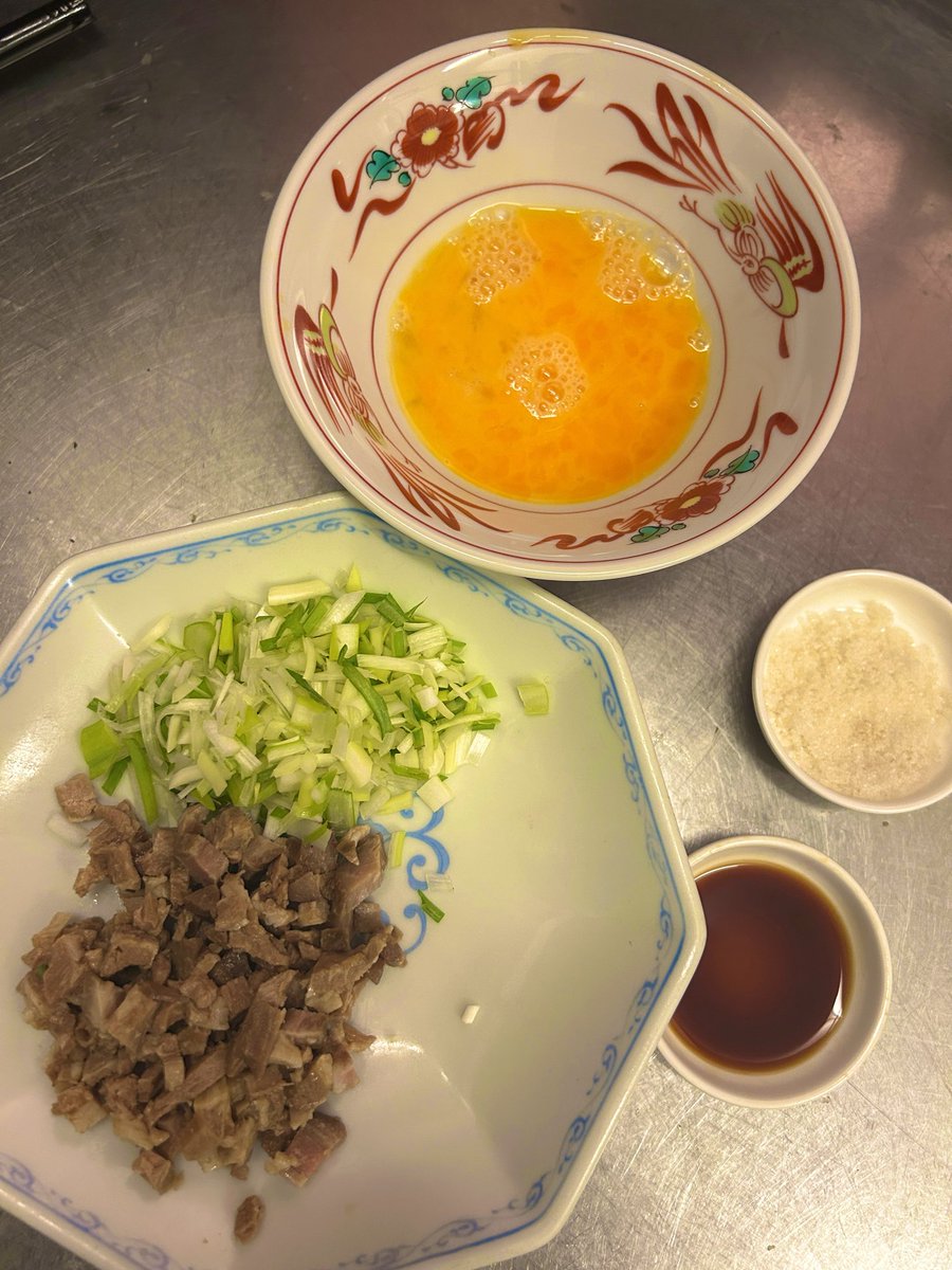 outimenTV's tweet photo. チャーハン

【材料】
ご飯 200g
チャーシュー 30g
ネギ 20g
卵 1個

【調味料】
粉調味料は米重量に対して各0.8％
塩 
うま味調味料 
砂糖 

液体調味料は米重量に対して1.2％
酒 
濃口醤油 

炒め用
油 大さじ1強

粉系は合わせるのおすすめ。
焼豚の量で塩味量変わります。
コショウはテーブルで https://t.co/8zBOK30FjW