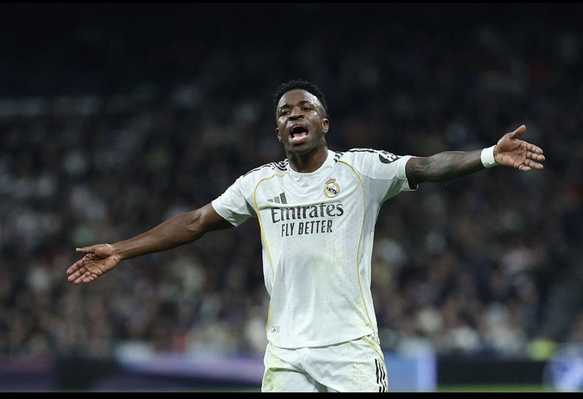 GreatmenArs's tweet photo. 🚨 DEVELOPING: Arsenal are prepared to test Real Madrid’s resolve with an opening €100 million offer for Vinicius Junior, although the Spanish giants are expected to reject the proposal, according to journalist Miguel Serrano.

The Brazil international is due to hold talks with Jose Mourinho after returning from his summer break, with the meeting expected to play a key role in deciding whether his future remains at the Santiago Bernabéu.

Mikel Arteta is understood to have made Vinicius one of Arsenal’s priority targets as the club explores the possibility of adding another world-class attacker to its title-winning squad.

Real Madrid are reportedly unwilling to meet the winger’s €30 million per year contract demands, while Arsenal are prepared to offer a package worth around €25 million annually, including full image rights as part of the proposal.

Despite the growing speculation, Arsenal are not expected to rush negotiations, believing time could become an important factor if Vinicius’ contract situation remains unresolved.

The next move now belongs to Real Madrid.

#Arsenal 
#Transfer