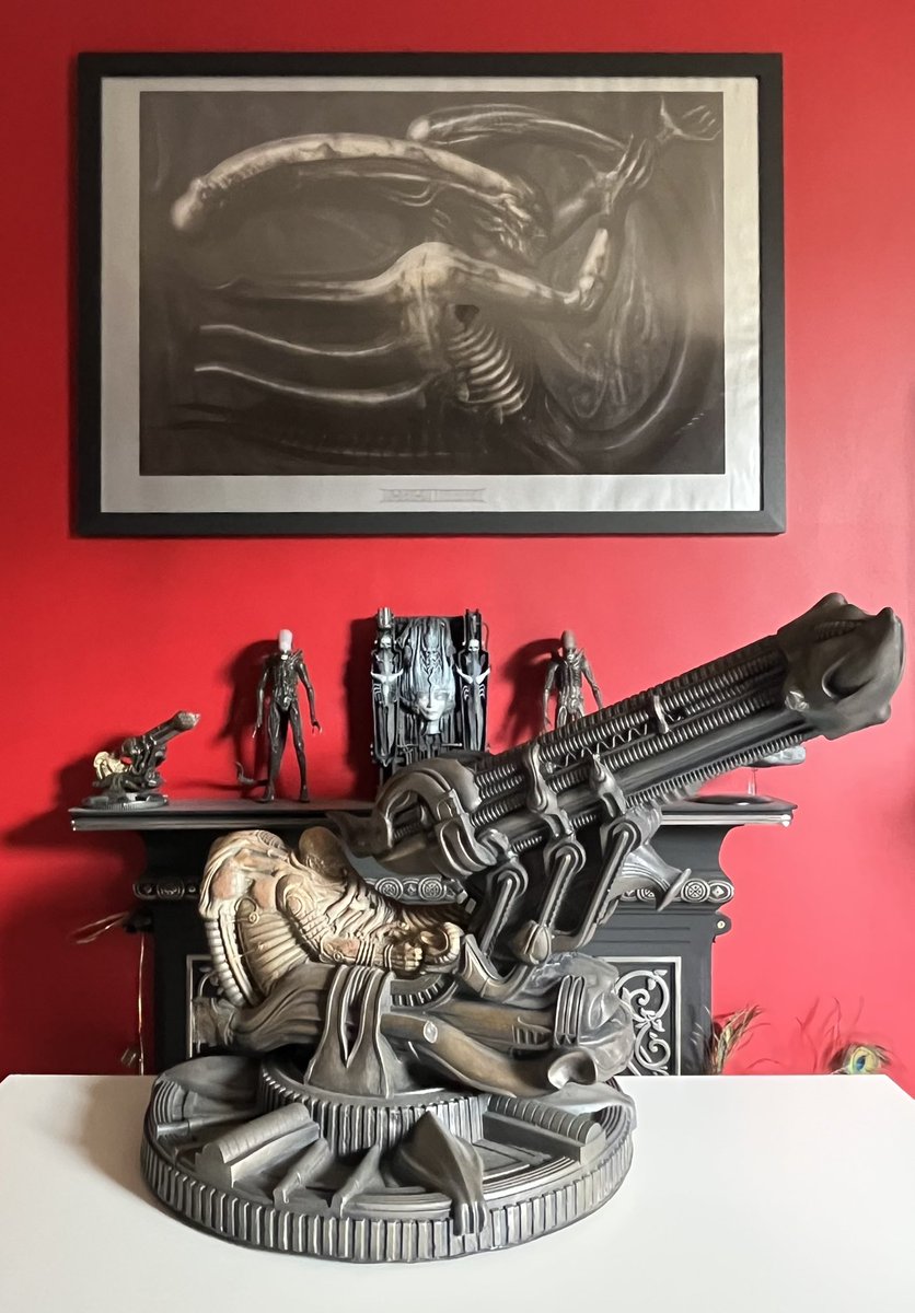 Unkle_Lee44's tweet photo. OMFG!!! π€―
The planets finally aligned and I picked up this absolute beast today.
Now the proud owner of this NECA foam replica Space Jockey. πͺπͺπͺπͺ
#spacejockey #alien #hrgiger #xenomorph #necaalien https://t.co/4gxR12rubO