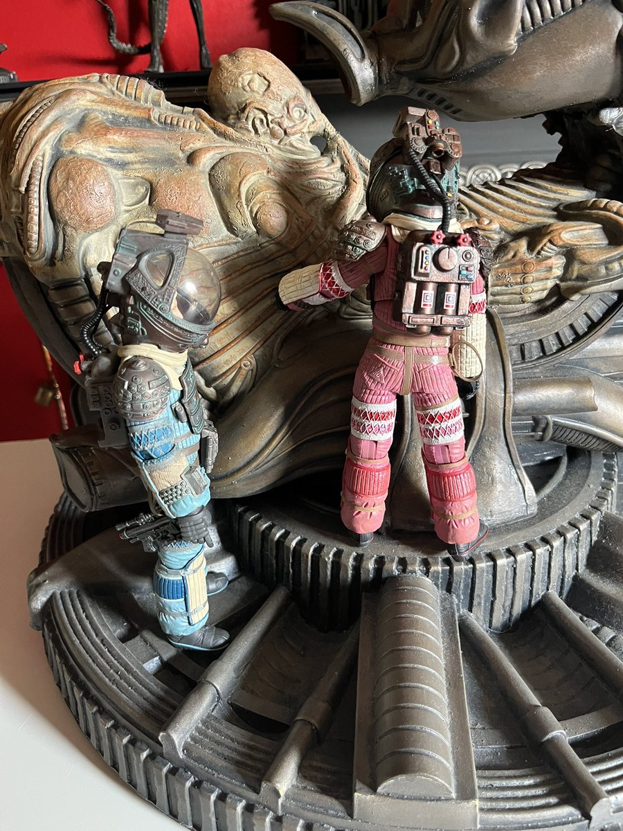 Unkle_Lee44's tweet photo. OMFG!!! π€―
The planets finally aligned and I picked up this absolute beast today.
Now the proud owner of this NECA foam replica Space Jockey. πͺπͺπͺπͺ
#spacejockey #alien #hrgiger #xenomorph #necaalien https://t.co/4gxR12rubO