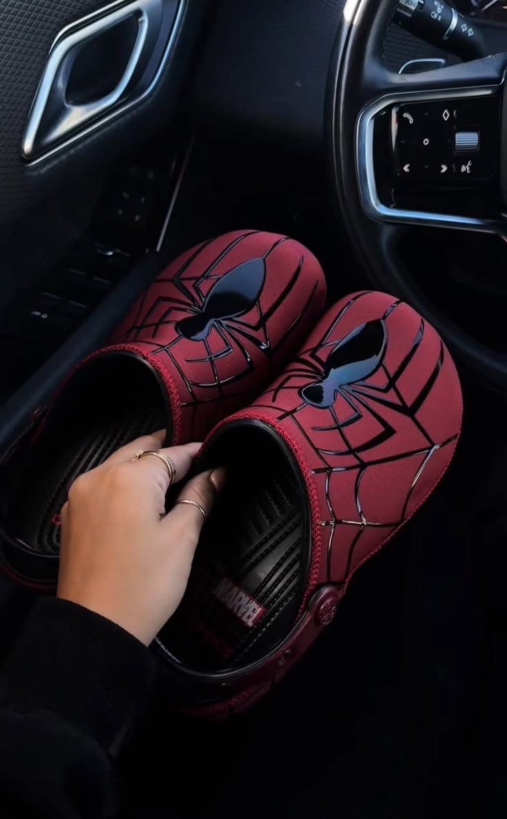 PositiveAuraB's tweet photo. crocs snapped on these new spiderman neo classic clog 🔥😍🖤❤️ https://t.co/JpMTn4zcN4