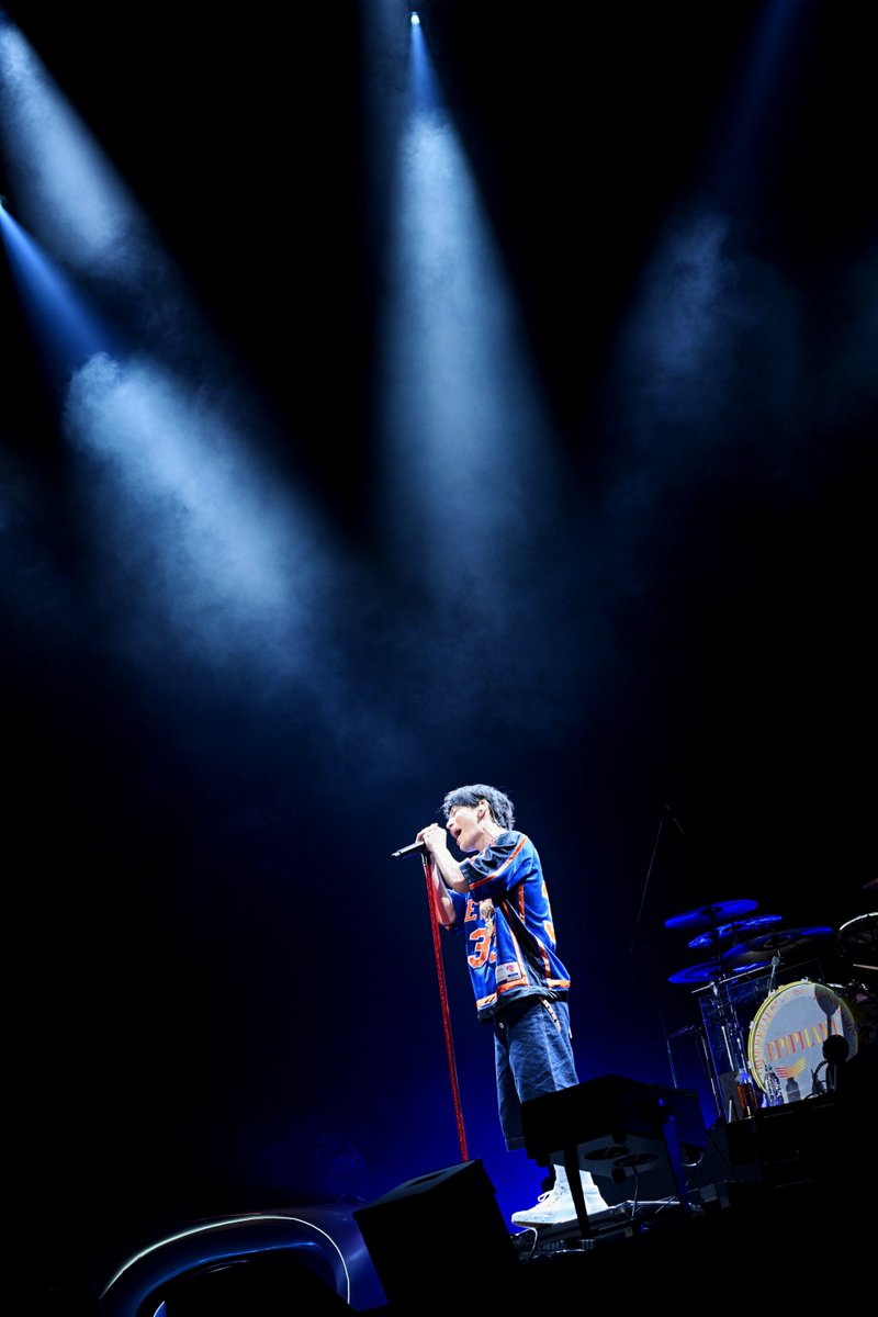 NUMBERSHOT_'s tweet photo. 【UVERworld】

リハーサルから大きな掛け声が響いたUVERworld🌏

炎🔥やレーザー⚡️を駆使した迫力ある演出がステージをさらに盛り上げました💥🥳

「誰も置いて行かない！全員で行こうぜ💪」

力強い呼びかけに、観客の歓声はさらに大きく響き渡りました🔥🙌

#UVERworld #NUMBERSHOT https://t.co/TKPKt9ORA8