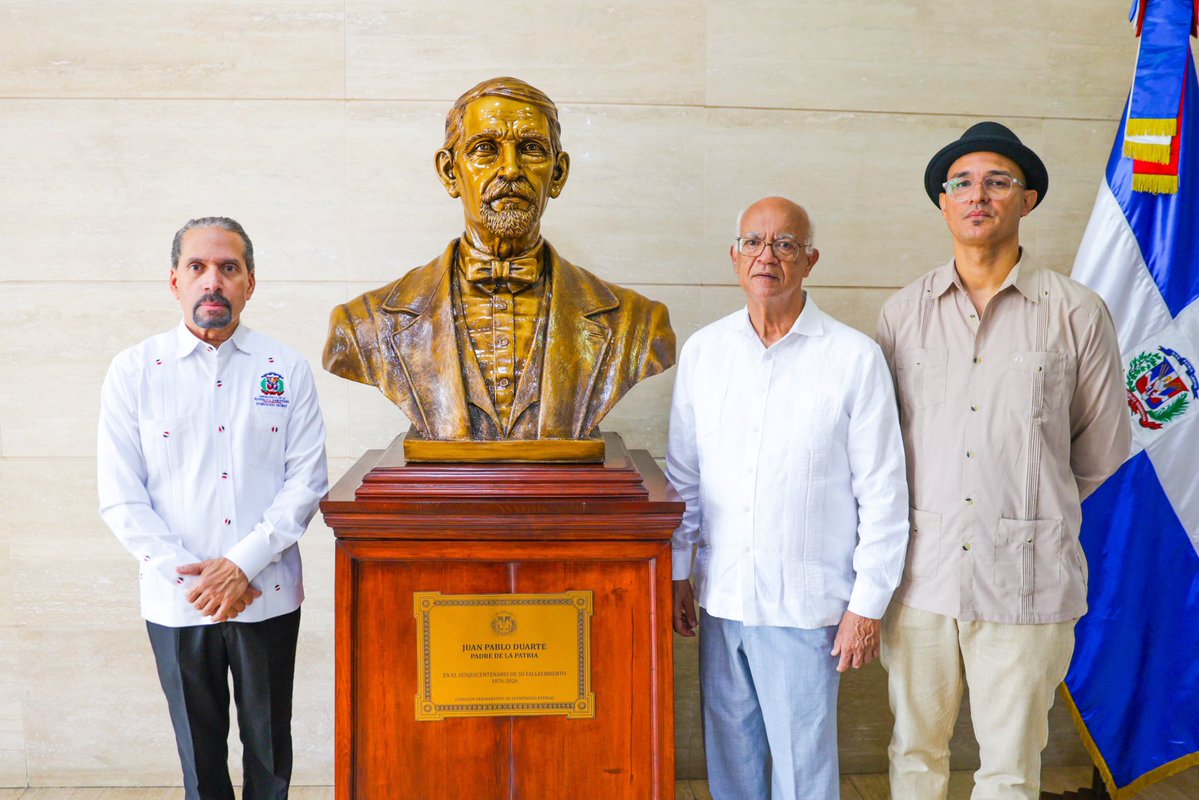 jpuribeM14's tweet photo. Impresionante y esplendente escultura del Padre de la Patria y Apóstol de la dominicanidad🇩🇴Juan Pablo Duarte,donada por Efemérides Patrias a la Blblioteca Nacional en el Sesquicentenario de su muerte. La obra está basada en la única fotografía del Patricio. Equipo responsable✅ https://t.co/cMHSzsAadZ