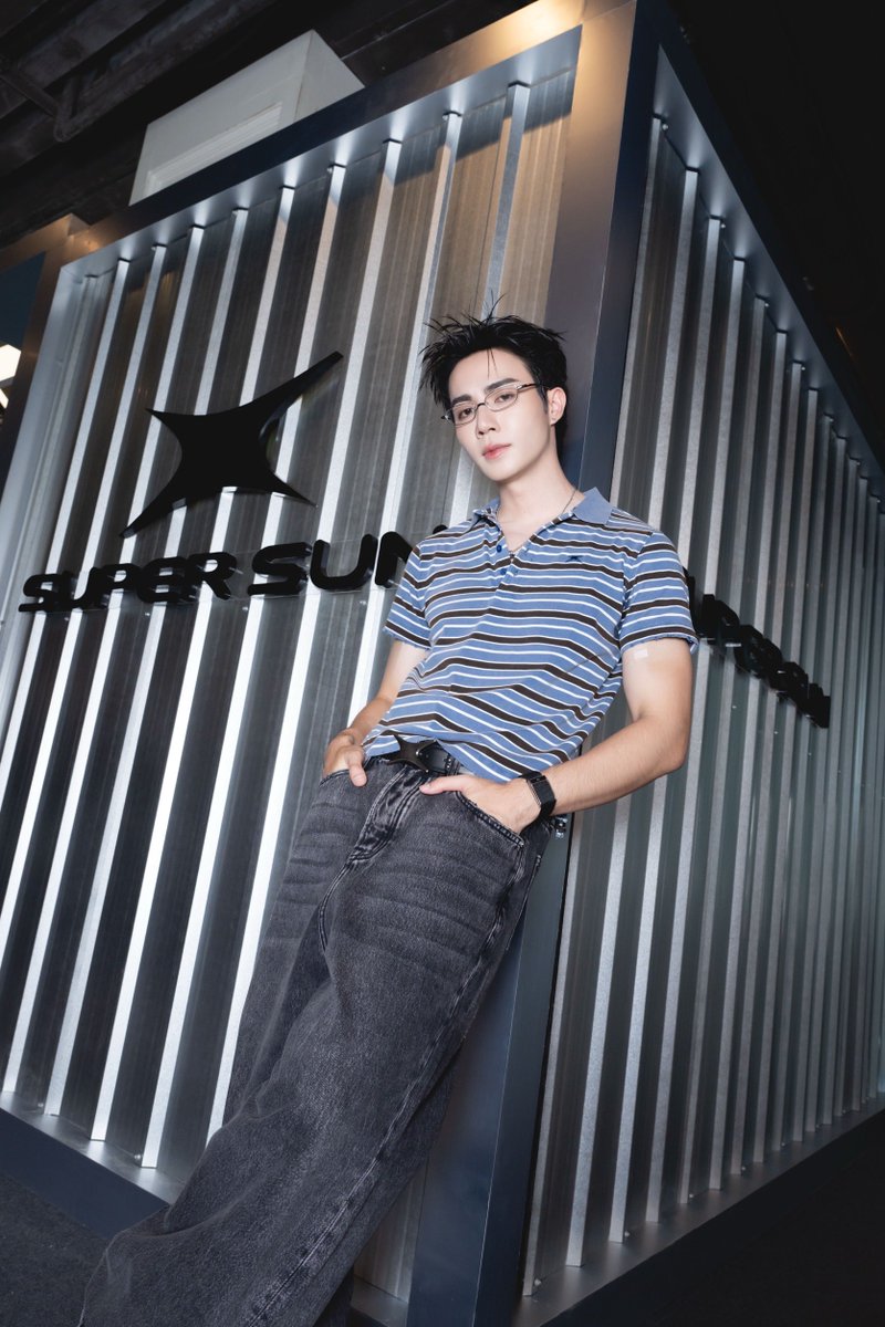 gangwayth's tweet photo. #gangwaynews อีกหนึ่งแบรนด์แฟชั่นที่กำลังได้รับความสนใจอย่างล้นหลาม SUPER SUN แบรนด์ไลฟ์สไตล์ และสตรีทแวร์ที่ก่อตั้งโดย “ซี พฤกษ์ พานิช” หลังใช้เวลากว่า 3 ปีในการพัฒนาแบรนด์ภายใต้แนวคิด “ตัวตนของคุณไม่ควรถูกจำกัดด้วยนิยามใด ๆ” ล่าสุดได้สร้างอีกหนึ่งก้าวสำคัญด้วยการเปิด “SUPER SUN BANGKOK POP UP STORE” แห่งแรกในประเทศไทย ณ SIAM CENTER พร้อมพาแบรนด์ก้าวจากโลกออนไลน์สู่พื้นที่ที่ทุกคนสามารถเข้ามาสัมผัสตัวตนของ SUPER SUN ได้อย่างเต็มรูปแบบ

เมื่อวันที่ 31 กรกฎาคม 2659 ที่ผ่านมา “SUPER SUN BANGKOK POP UP STORE” ได้เปิดตัวอย่างเป็นทางการ พร้อมเผยโฉมคอลเลกชันล่าสุด OUTER SPACE ที่หยิบแรงบันดาลใจจากความไร้ขอบเขตของจักรวาลมาตีความผ่านงานดีไซน์ ถ่ายทอดแนวคิดของการกล้าแตกต่าง กล้าแสดงตัวตน และการก้าวออกจากทุกกรอบนิยาม สอดคล้องกับ DNA ของแบรนด์ที่เชื่อว่า “Shine from the Inside” เพราะสไตล์ที่แท้จริงเริ่มต้นจากความมั่นใจในตัวเอง สะท้อนแนวคิดของ SUPER SUN - Shine from the Inside นั่นเอง

โดยบรรยากาศในงานวันแรก! คึกคัก เมื่อเหล่าแฟน ๆ ของ SUPER SUN และ “ซี พฤกษ์” เดินทางมาปักหมุดเช็กอินตั้งแต่ช่วงเช้า เพื่อร่วมสัมผัสคอลเลกชันใหม่ และเลือกช้อปไอเท็มโปรดอย่างใกล้ชิด ภายใน “SUPER SUN BANGKOK POP UP STORE” ได้รวบรวมทั้งเสื้อผ้า Ready-to-Wear กระเป๋า แอ็กเซสซอรี และซิกเนเจอร์ไอเท็มของแบรนด์ ที่ออกแบบมาให้สนุกกับการมิกซ์แอนด์แมตช์ได้ในทุกลุค
อีกหนึ่งไฮไลต์สำคัญในงาน “SUPER SUN BANGKOK POP UP STORE” ก็คือ Exclusive Siam Center Item สินค้าสีพิเศษที่มีจำหน่ายเฉพาะ Pop-up Store เท่านั้น พร้อมโปรโมชัน ของสมนาคุณ ของรางวัลสุดเอ็กซ์คลูซีฟ และสิทธิพิเศษสำหรับสมาชิก ONESIAM รวมถึง Photo Booth ที่เปิดโอกาสให้ทุกคนเก็บภาพความทรงจำจากการมาเยือน “SUPER SUN BANGKOK POP UP STORE”

#ZeePrukSuperSunxSiamCenter
#SUPERSUN #ZeePruk
#SUPERSUNPOPUP