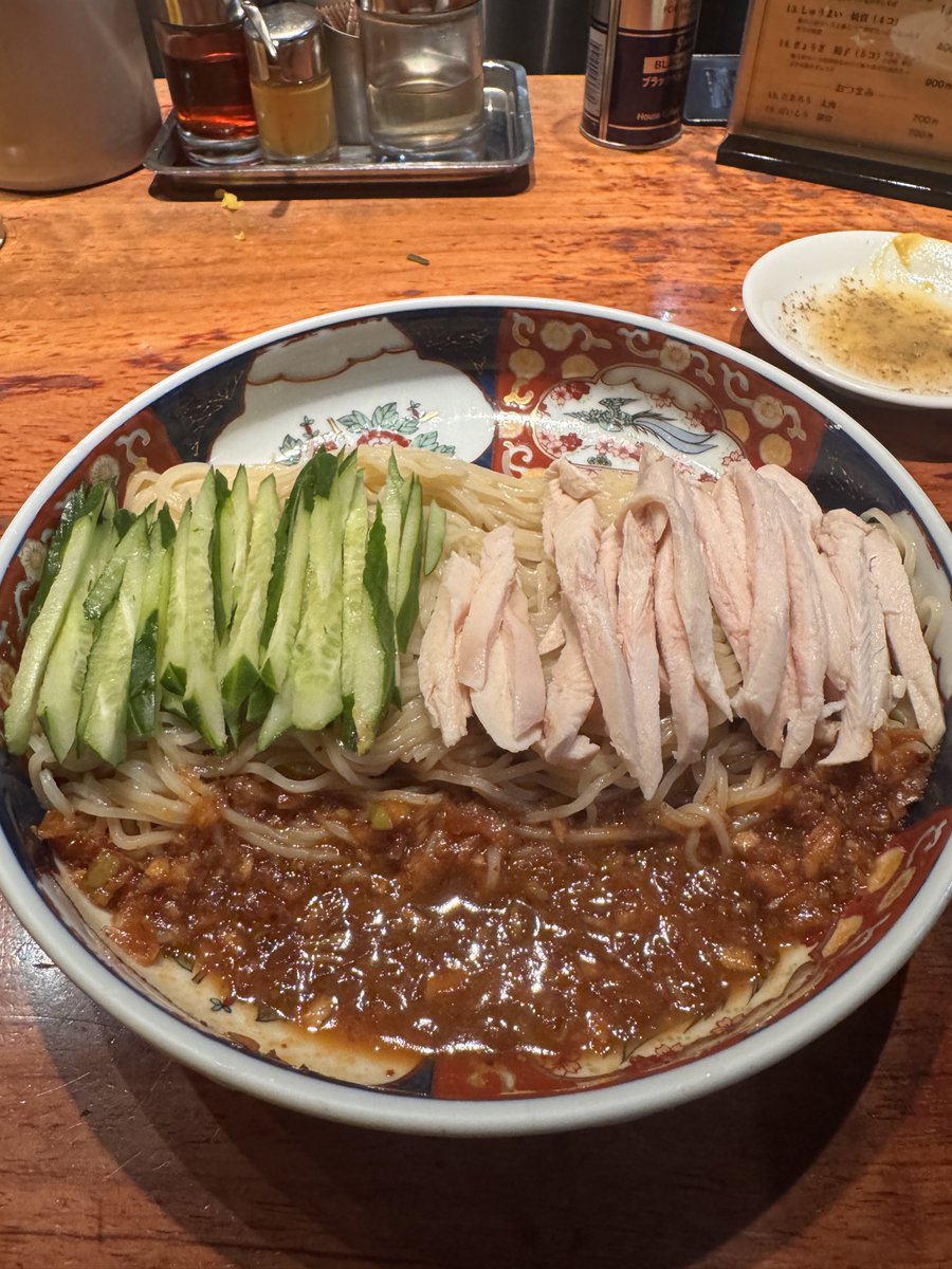 yottoco3's tweet photo. 銀座はしご。生姜がかなりきいてる。でもやっぱりいつものだんだんめんが直ぐに食べたくなる。餃子は見た目より皮が薄くて肉多めで美味しかった https://t.co/4AhuyP1cBY