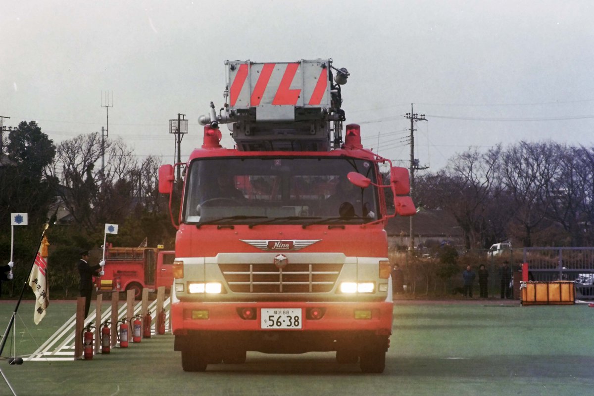 Bitwm8P42917904's tweet photo. 横浜市消防局
戸塚消防署　はしご車

①東戸塚はしご（再掲）
整理番号：６８３
日野・スーパードルフィン

②戸塚はしご
整理番号：９５１１
日野・スーパードルフィンプロフィア

モデルチェンジの比較用
戸塚は1995年配置だが、この時期はバスケットに「１１９」ロゴがなかった。

2000年1月撮影 https://t.co/5HLjIavTN7
