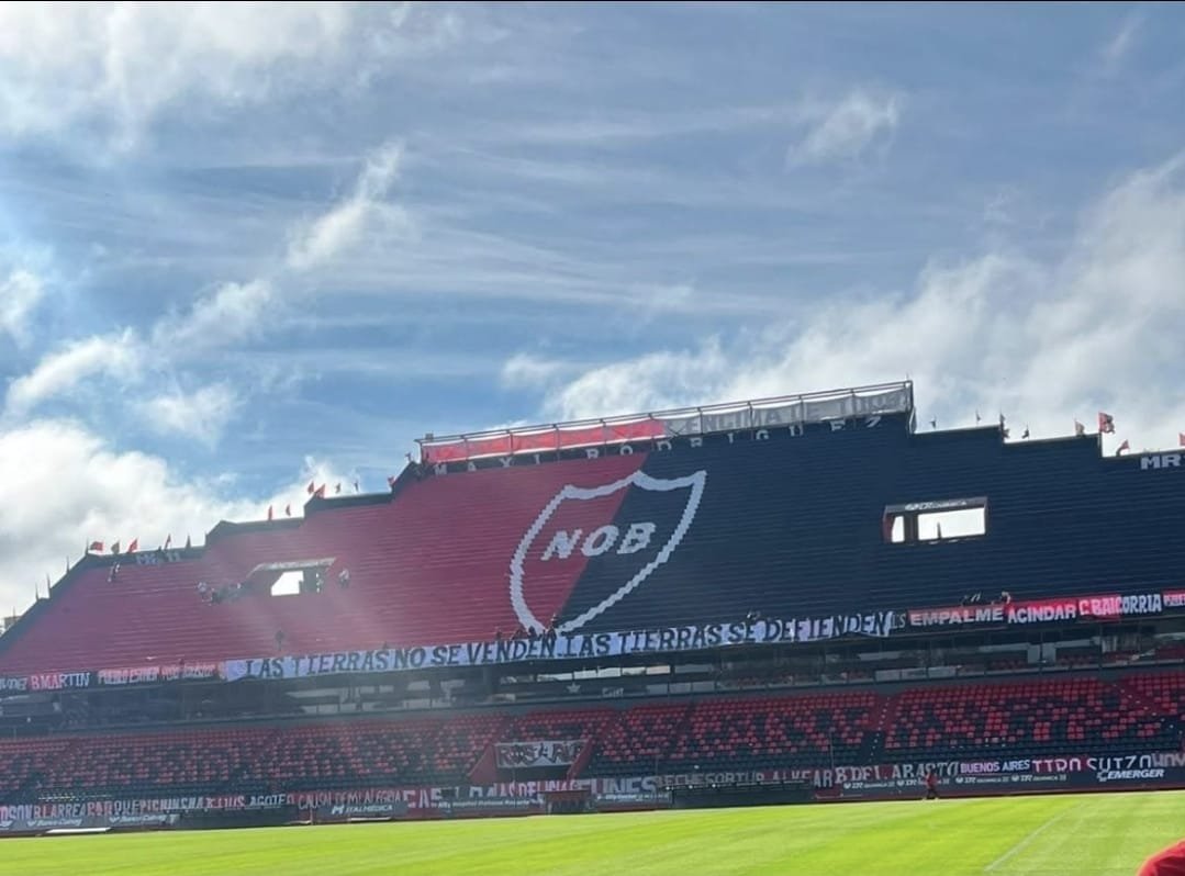 pelaleproso's tweet photo. 🇦🇷❤️🖤🇦🇷 @NewellsEnglish @Newells https://t.co/5JvffhHbyy