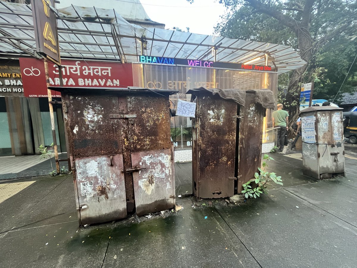 united4trafford's tweet photo. @TataPower @mybmcWardMW @mybmc please note these rusty and dangerous electrical units lying since months on the central avenue road, Chembur East, near Ambedkar Garden. I am not sure who is responsible, but this will cause a catastrophe one day if not removed or repainted https://t.co/Z1rAYC6koi