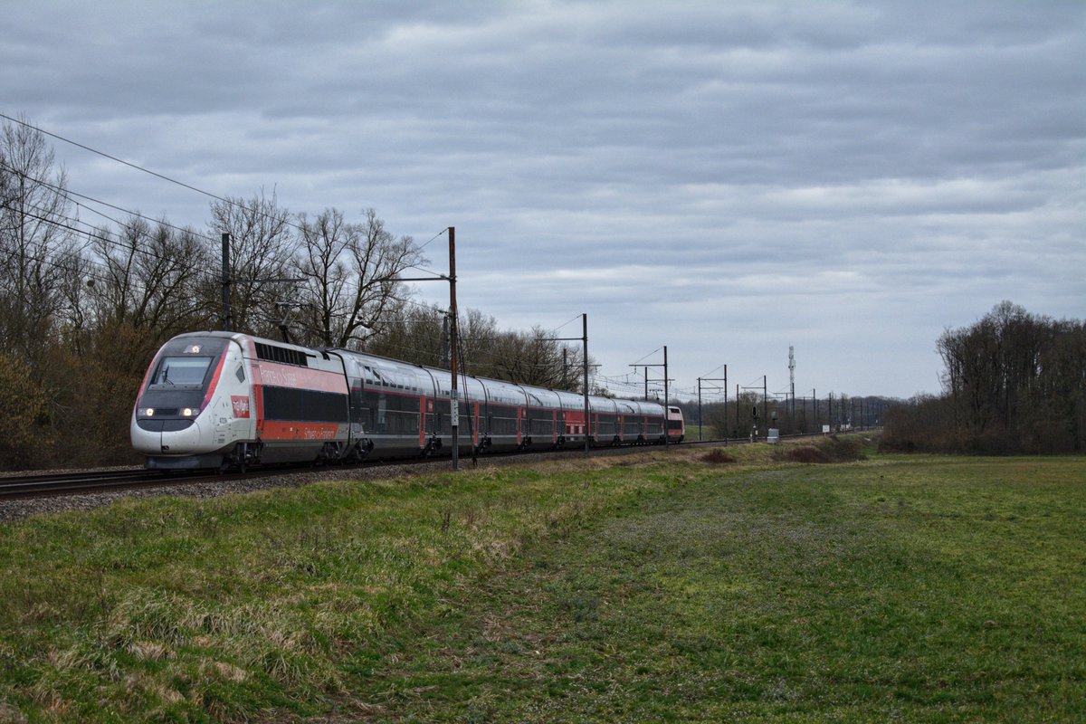 EnzOnTrack's tweet photo. Hello X,

Voici un des @TGV_Lyria effectuant un trajet de Lausanne à Paris-Gare-de-Lyon, passant Auxonne avec la rame 2N2 3UA 4723. Le 22 Février 2025 https://t.co/WhHFg414YG