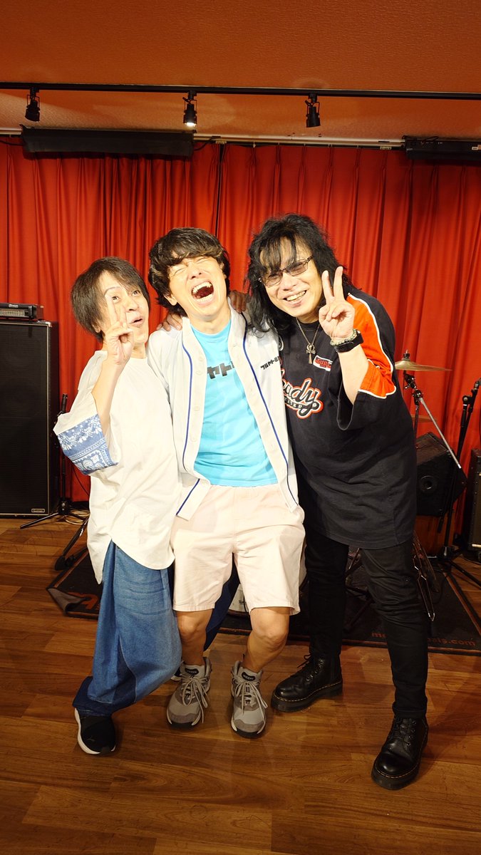 Genozono1114's tweet photo. フルヤトモヒロくんの主催ライブ、ご来場くださった皆様、ありがとうございました！

先ずは主催のフルヤくん、本当にお疲れ様でした！
そして、長友さんとの繋げていただいたご縁に大変感謝です！

長友さんは初対面でも気さくに接してくださり、周りを一気に楽しさの渦に巻き込むようなお人柄(初対面なのにめっちゃいじってスミマセン)、

フルヤくんの爽やか且つそれを上回るような熱量高いライブ、

共通項は魅力的な人間力とミュージシャン。

楽しさと熱さと温かさが混在した空間でした！

第二弾、絶対やりたいですね！！
スペースで培った僕は爆弾トークには自信ア��ですw
