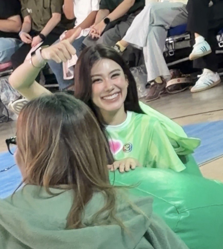 minaphile0324's tweet photo. ลีน่าน่ารักมากกกกกก คือน้องจำพี่พั้นได้ พอเห็นเป็นแฟนคลับตัวเองก็รีบเชียร์ใหญ่เลย คุณเขารักทุกคนมากอะ 🥹😭🫳🏻 https://t.co/ONl9dUaZVe