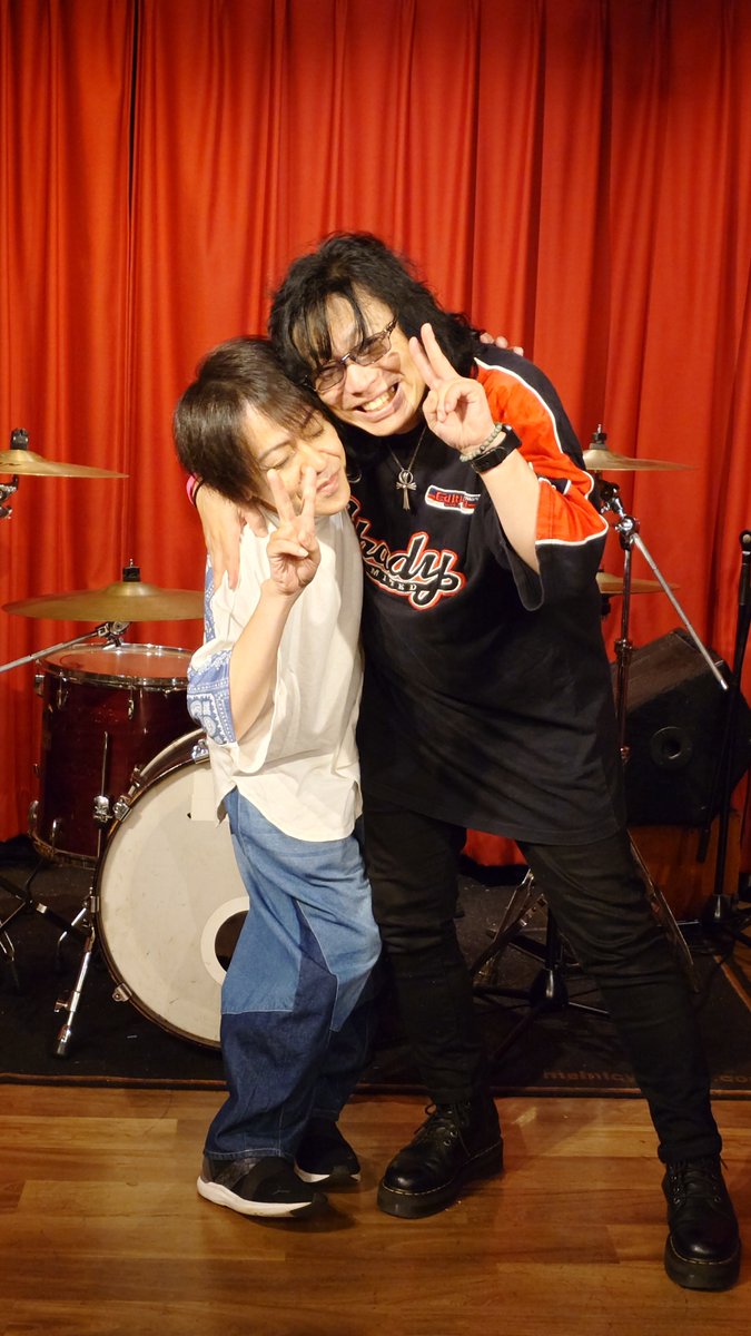 Genozono1114's tweet photo. フルヤトモヒロくんの主催ライブ、ご来場くださった皆様、ありがとうございました！

先ずは主催のフルヤくん、本当にお疲れ様でした！
そして、長友さんとの繋げていただいたご縁に大変感謝です！

長友さんは初対面でも気さくに接してくださり、周りを一気に楽しさの渦に巻き込むようなお人柄(初対面なのにめっちゃいじってスミマセン)、

フルヤくんの爽やか且つそれを上回るような熱量高いライブ、

共通項は魅力的な人間力とミュージシャン。

楽しさと熱さと温かさが混在した空間でした！

第二弾、絶対やりたいですね！！
スペースで培った僕は爆弾トークには自信ア��ですw