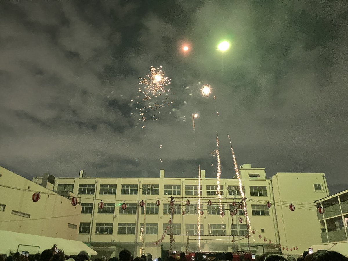 Kalb1ee's tweet photo. 花火で燃え盛る地元 https://t.co/OpG2NL8Csh