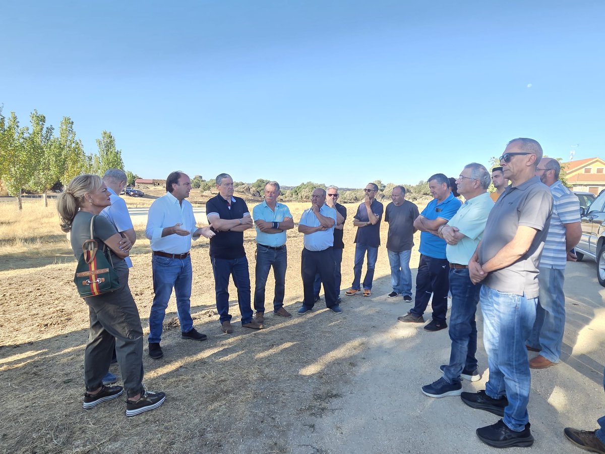 jcyl's tweet photo. .@jcyl comenzará mañana el reparto de paja y forraje para las zonas afectadas por el #IFFermoselle para asegurar la alimentación de los animales y favorecer la continuidad de la actividad en las explotaciones perjudicadas
https://t.co/uoa6uUHb2k https://t.co/fQ8fvbLGlD