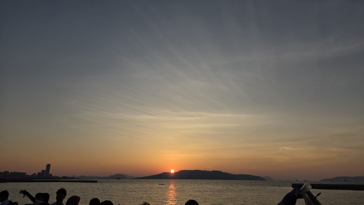 espendLL8's tweet photo. トリのヤバT前方でもみくちゃかつ砂まみれになった後に見た夕日
本当に久しぶりの夏フェスだったけど、めっちゃ楽しかったし夏の想い出になった！ https://t.co/Nj10Y2abOT
