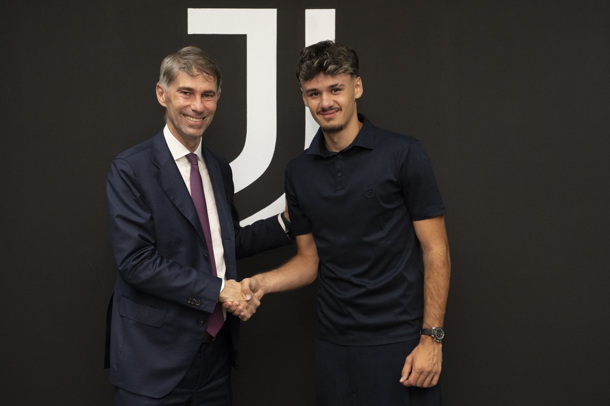 juventusfc's tweet photo. 📸✍🏻⚪️⚫️ https://t.co/NrAL5SpyqZ