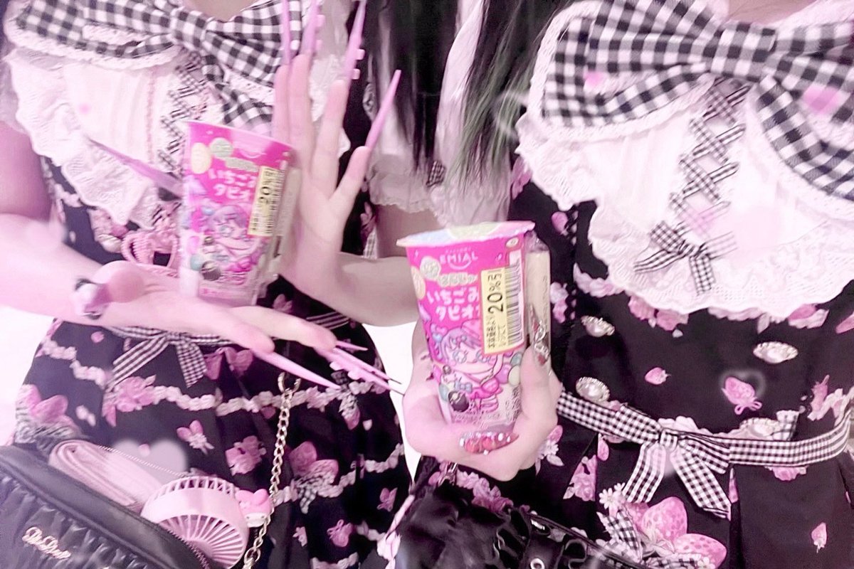 coaI5z's tweet photo. しなこちゃんいいねありがとうヾ(•̥ ω •̥)♥
いちごたぴおか割引されてたからのんだよー♥（ 笑 ） https://t.co/RidorSZGDQ