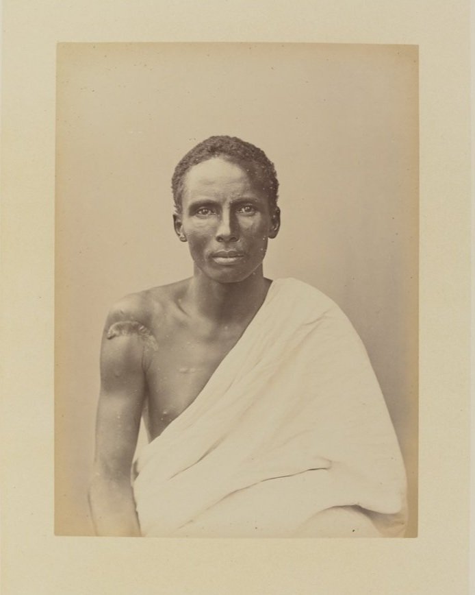 emzraw_'s tweet photo. Ibrahim Tarrach (21) , a warrior from Somaliland, c.1890. https://t.co/lDZoytokYw