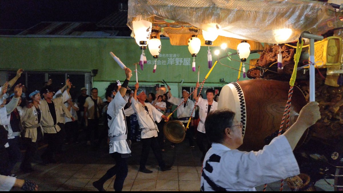 jinjyamae's tweet photo. #桑名市 #桑名石取祭 渡祭が終了しました！

現在、末番の西矢田町祭車が春日前を北進しようとしています。

この後は組毎に祭車が揃うと帰路に就きます。

祭車を追い越す際に、馬上提燈をかざす様子は石取祭らしさを見せてくれます。

#石取祭 https://t.co/Bl3gNP2KNu