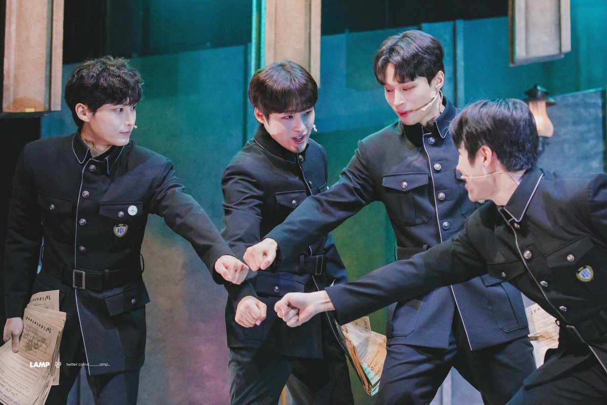 l_____amp_'s tweet photo. 260802 비더슈탄트 스페셜 커튼콜
[ 비더슈탄트 ]
#황순종 매그너스 볼커
#강병훈 아벨 루터
#황건우 하겐 악스만
#김도민 재스퍼 뮬러 https://t.co/hCMTOiZcm5