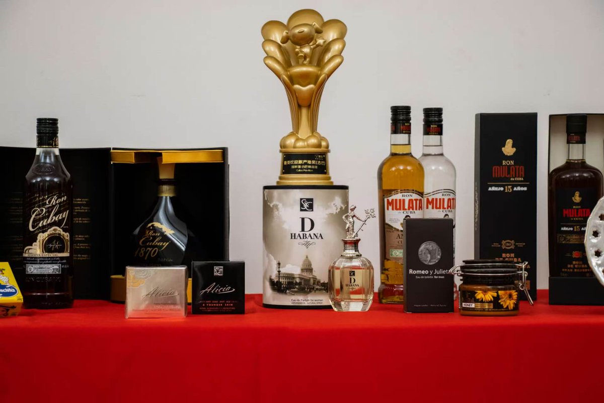 AlbertoBlancoS's tweet photo. 🇨🇺🤝🇨🇳 La experiencia del Pabellón Excelencias de #Cuba en https://t.co/mxwIzul966 demuestra el creciente interés por los productos cubanos en #China y las potencialidades p/ continuar fortaleciendo los vínculos comerciales y culturales e/ ambos países. https://t.co/QJbkmWSEee