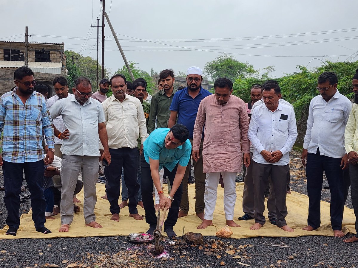 Vimalchuda1002's tweet photo. આજ રોજ વેરાવળ તાલુકા ના ડારી ગામે ખાતે ધારાસભ્યશ્રી ની ગ્રાન્ટ માંથી મંજુર કરાવેલ રેન બશેરા ના કામ નું મારાં વરદ હસ્તે ખાતમુહર્ત કર્યું હતું જેમાં કોંગ્રેસ પક્ષ ના હોદેદારો કાર્યકરો તેમજ ગ્રામ જણો મોટી સંખ્યા માં ઉપસ્થિત રહી ને સારી કામ ગીરી ને બિરદાવી હતી https://t.co/StUgfapk20