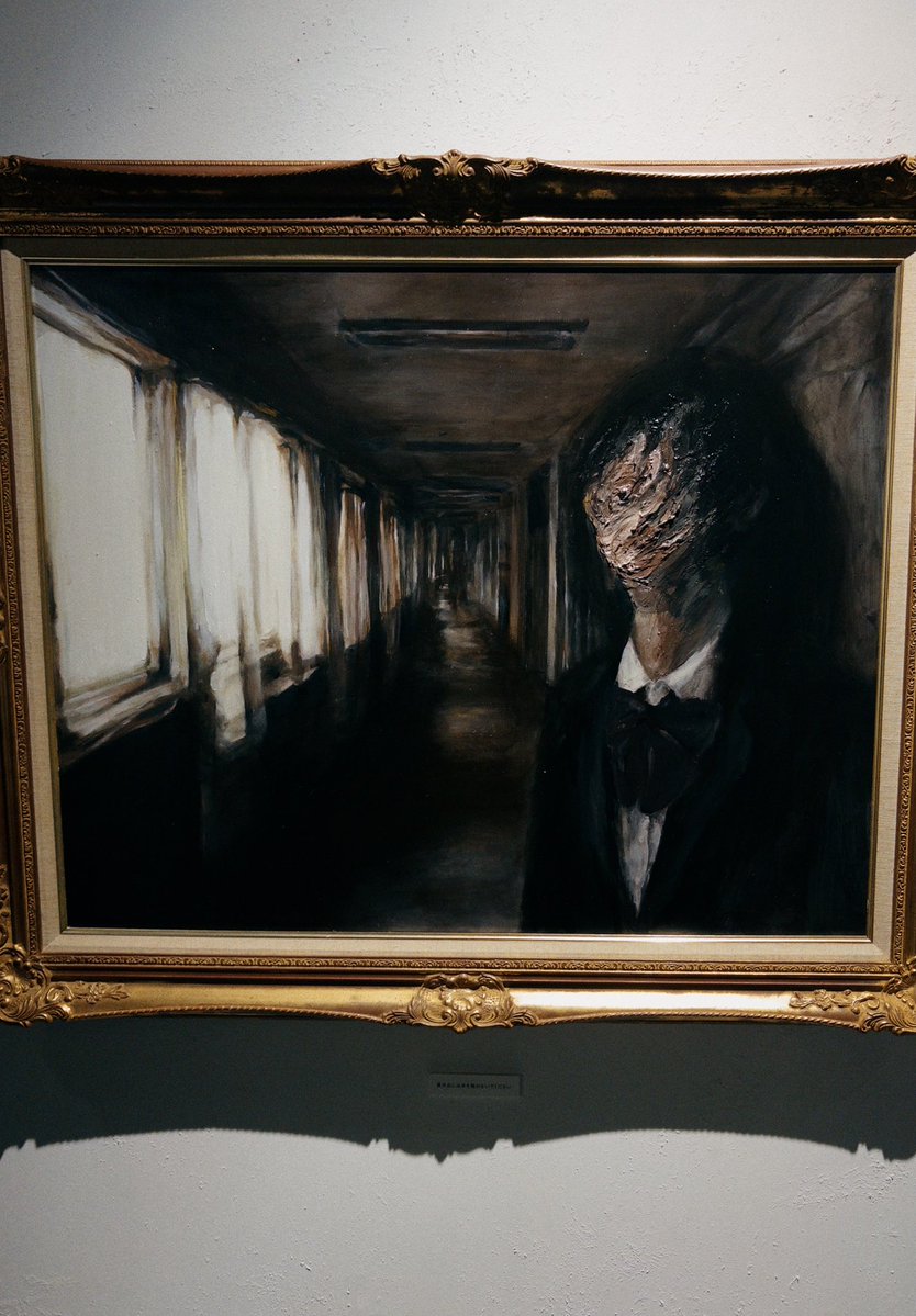x0raki's tweet photo. パンダのしっぽの色は？
オーストラリアの正しい位置は？

「記憶汚染展」に行ってきた。

「行方不明展」はある意味で虚構性が高く、「恐怖心展」は現実性が高かった。どちらも現実と虚構の境界を行き来する展示だったが、「記憶汚染展」では、それとはまた少し違うアプローチが取られている。

現実や経験の生々しさが虚構や偽物に影響を与え、虚構や偽物もまた現実や経験に影響を与える。そのどちらも結局は「記憶」であり、世界をどう映しているのか、どれほど確かで、どこまでが現実で、どこからが虚構なのかも、突き詰めればすべて記憶に委ねられている。

その線引きの曖昧さを実感させられる展示だった。おそらく、メタ認知的に「そういう仕掛けね」と理解した人のなかにも、自分の記憶がすでに汚染されていることに気づいていない人がいる。この、「あなたがどう思ったにせよ、もうすでにそうなんです」と、さらりとゾッとするようなことを告げられる感覚がかなり不思議で、なんとも言えない。

人間の記憶は曖昧で、ひとりの脳内に生じた錯覚も、その人の内側だけにとどまらない。他者や世界とつながりながら、日々描き変えられ続けている。そんなイメージは、AIのハルシネーションを頻繁に目にするようになった今、ある種の神聖さと怖さを帯びる。

世界の裏側を覗き見るような感覚。そして、そこへアクセスしたからといって、必ずしも「Not Found」が返ってくるとは限らないという怖さ。存在しないはずのものに、もっともらしい答えが与えられてしまう。そのことが、足元を静かにぐらつかせる。

少し野暮なことを言うと、制作者のファンである僕としては、小説を読めるうえに、SFを身をもって体験できるのがあまりに楽しかった。マンデラエフェクトやAIのハルシネーションに興味がある人は、かなり楽しめると思う。あと、小林泰三のファンにも勧めたくなった。ジャンプスケアはないので、そこは安心してほしい。