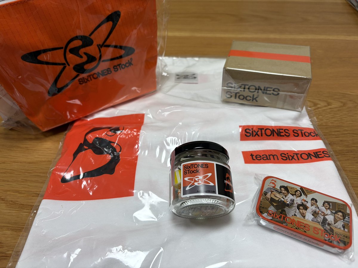 sw_dvt's tweet photo. 追加購入したストストグッズたち。
スタジアム参加決定したら9月ならTシャツ、11月ならロングスリーブを買おうと決めていたのでロングを。

現地は通信がよくないと聞いていたので、会場着く前に作成しスクショしたQRコードで問題なくオーダーできました。
 #SixTONES_STock https://t.co/QIgtPwnmFB