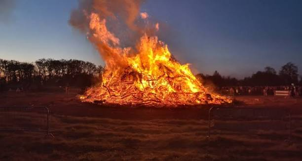 ovcned's tweet photo. #vuurwerk
#ZwartePiet
#Paasvuur
#Kerstboom
Als je een oude Nederlandse traditie viert
Dan ben je NOOIT crimineel bezig
De mensen/partijen die je dat willen verbieden;
DAT zijn de criminelen, jij NIET https://t.co/xdJaRvfHoY