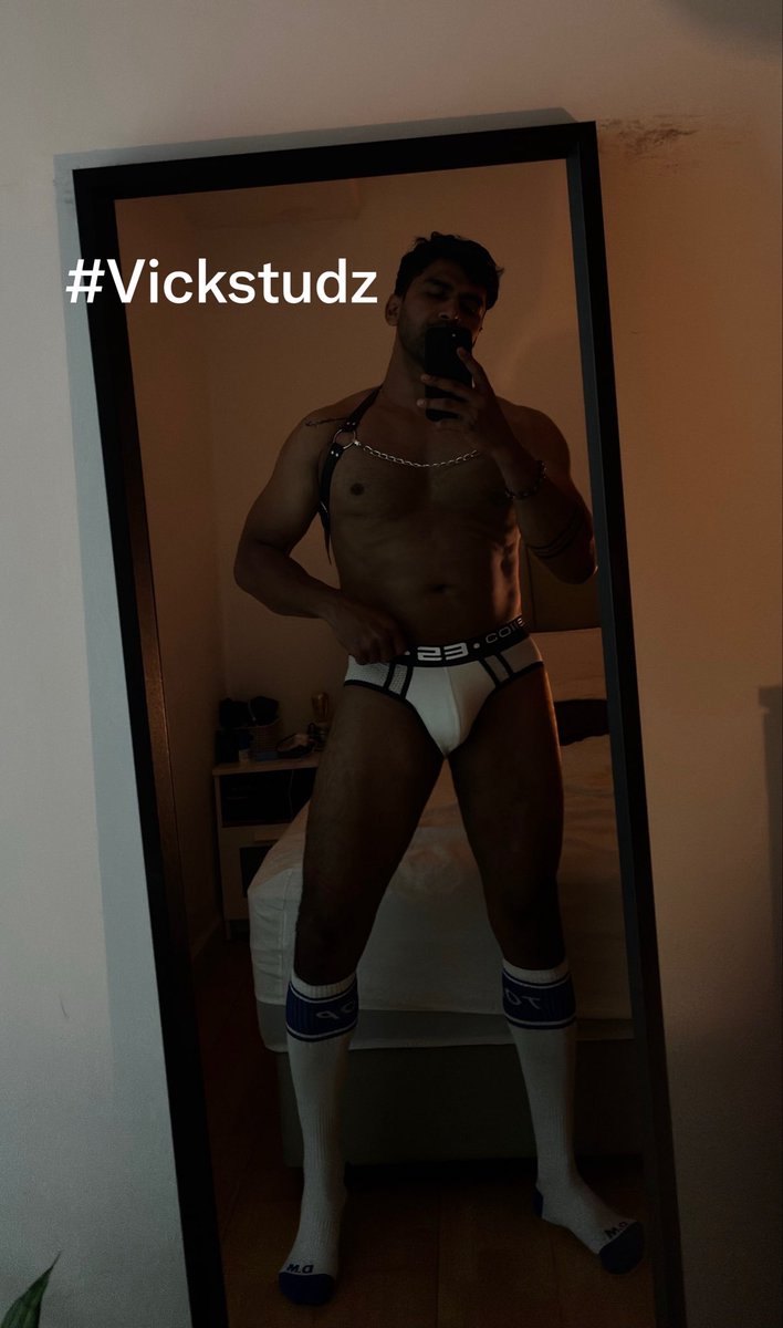 vickystudz's tweet photo. Damn Horny.... https://t.co/9JpcNrVQJG