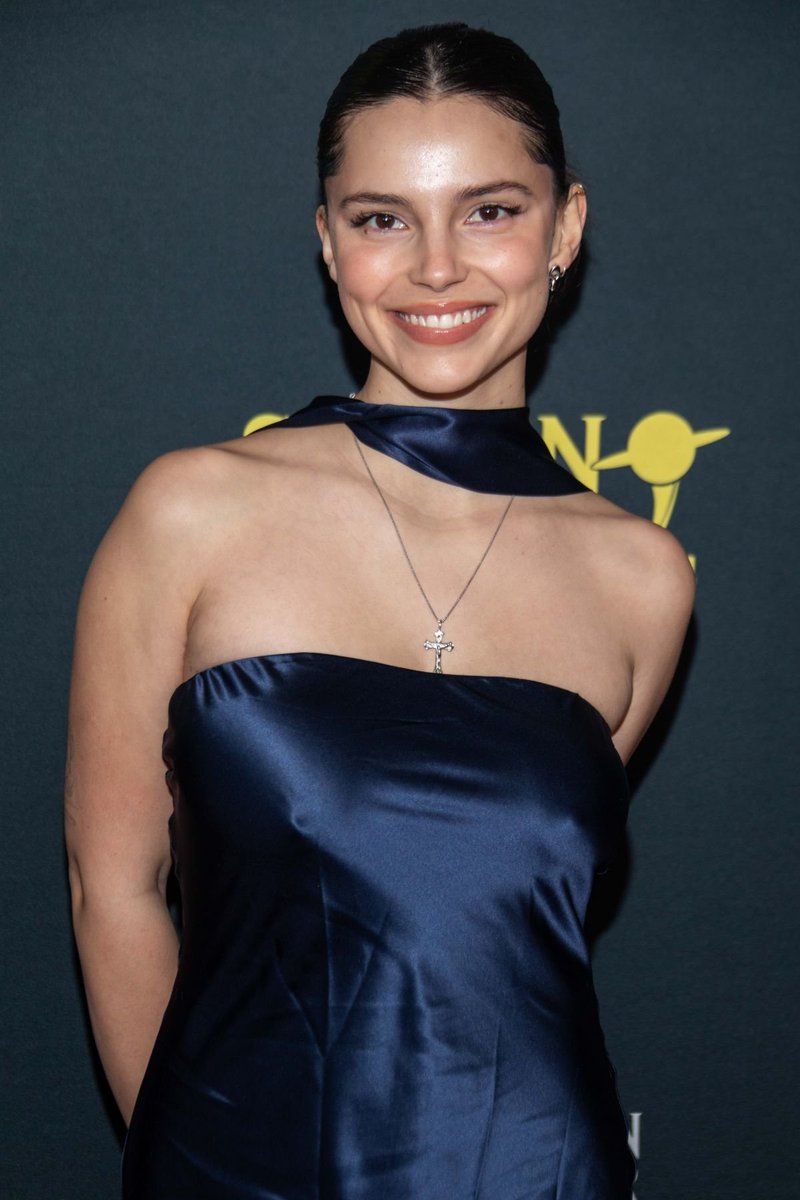 picsaesthe's tweet photo. Inde Navarrette owning the red carpet without even trying. 😍👏🏻 https://t.co/qsMov0VR8X
