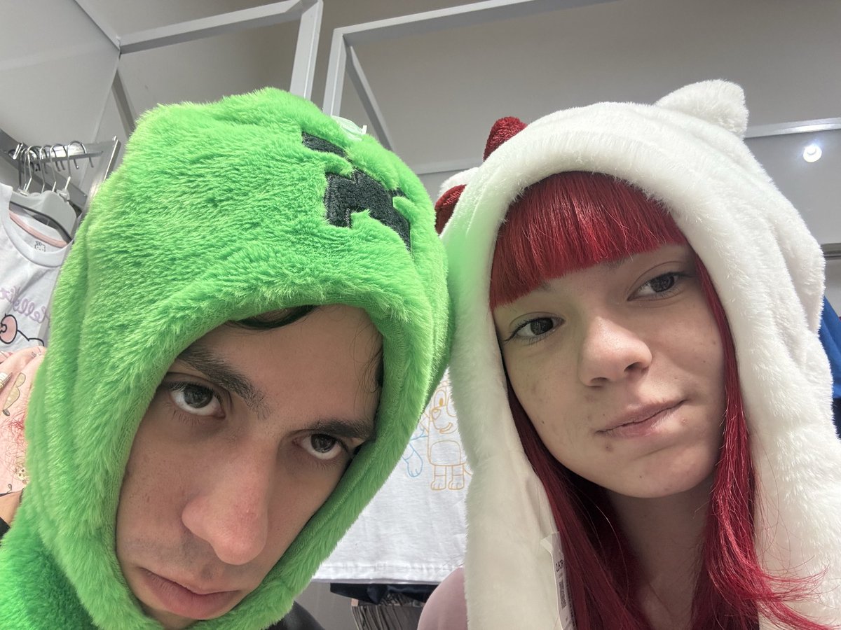 morgxdiz's tweet photo. Us https://t.co/NdIbHFceB6