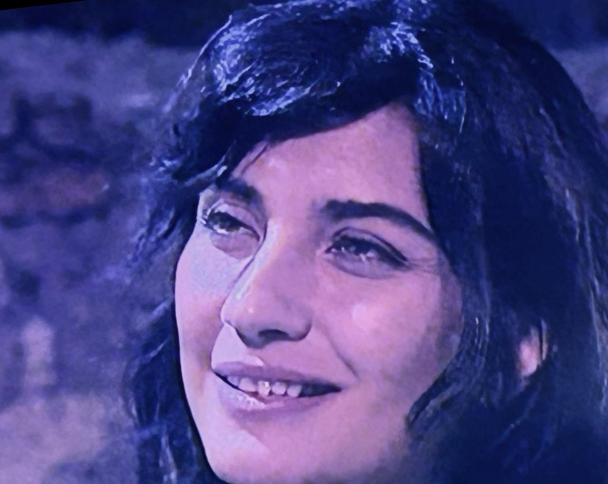 womanwithstyle's tweet photo. LAS FANS DE #TubaBüyüküstün NO ACEPTAN QUE SU REINA  SIN TALENTO YA NO TIENE JUVENTUD! NO LA EDAD APROPIADA  PARA CONQUISTAR  A UN HOMBRE  Y MAS A UN HOMBRE  SOLTERO COMO #EnginAkyürek  EN ESTA TOMA DE UNA ESCENA  DE MI OTRA  YO  NO EDITARON  LA CARA DE RANA VIEJA DE TUBA SALUD! https://t.co/NXIRfG4JG5