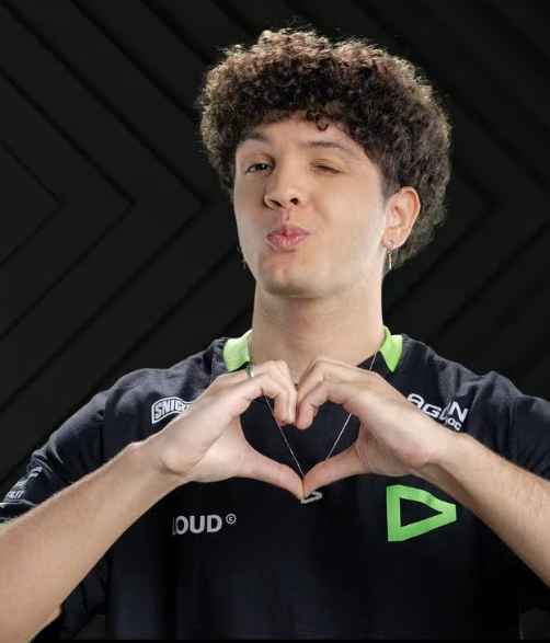 LOUDgg's tweet photo. ansioso pro vlogão do xynão dessa semana https://t.co/b4uitGvboA