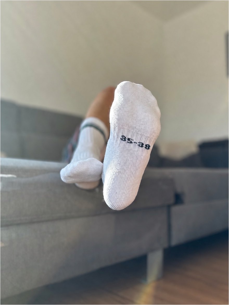 franzihummer's tweet photo. Wer möchte mir meine Socken ausziehen? Knie nieder! https://t.co/OsP1l0Vl7u