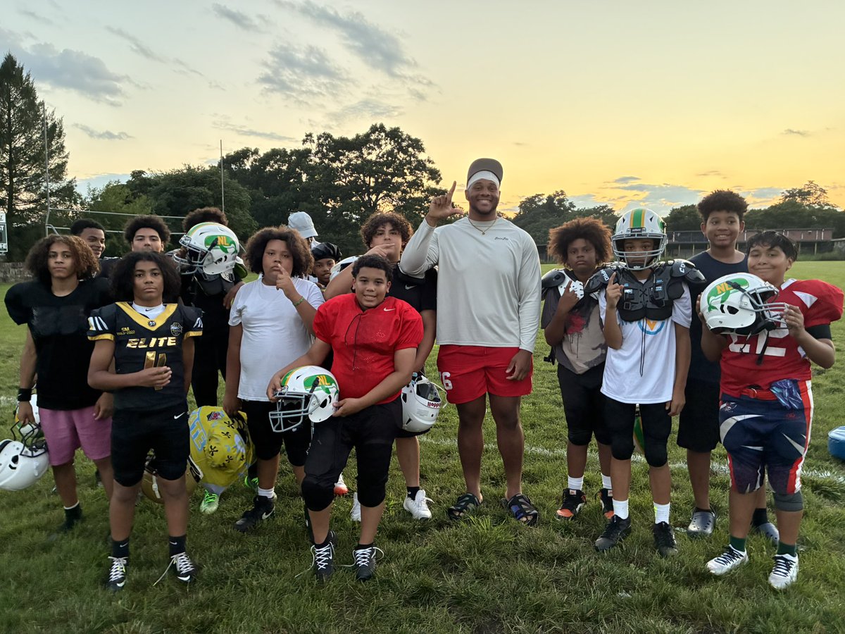 Coach_Dom5's tweet photo. Our guy, former NL Whaler Rahtrel Perry stopped by to show some love to our kids @ Whaling City Youth Football League. 🐳💚💛🏈 @TerpsFootball #Whalerpride1 #Nfl https://t.co/EAtRNwWuOd
