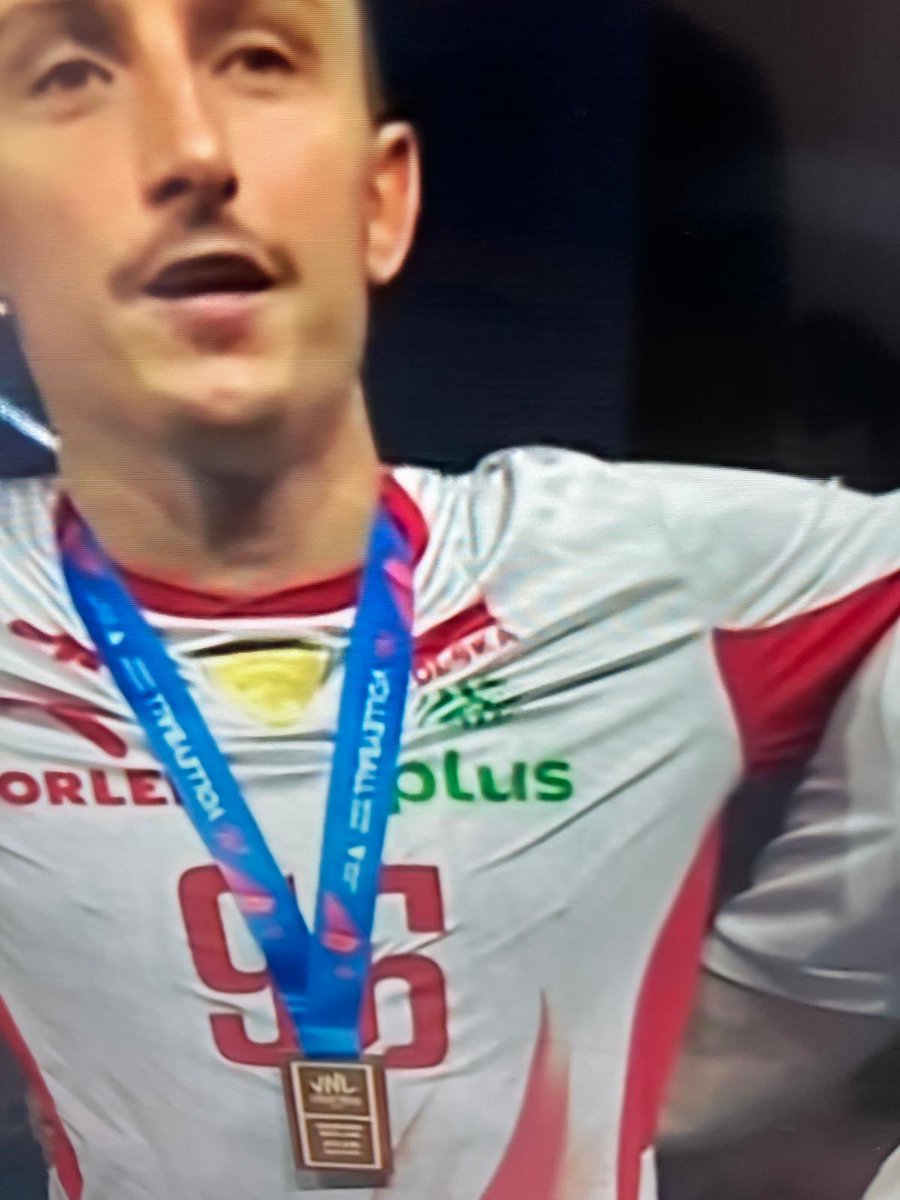 pavscott2000's tweet photo. @PolskaSiatkowka @Jakub110Jakub @polsatsport  gdzie można kupić koszulki Reprezentacji Polski z tym złotym znaczkiem VNL???
Na stronie pzps nie ma takich,nierozumiem dlaczego?? https://t.co/GM2fiKhwUi