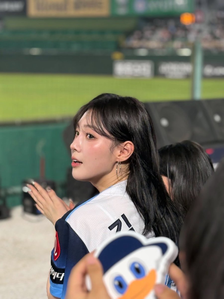 softchaehyun's tweet photo. chaehyun shot from an iphone btw insane visuals https://t.co/XQDv17TM0n
