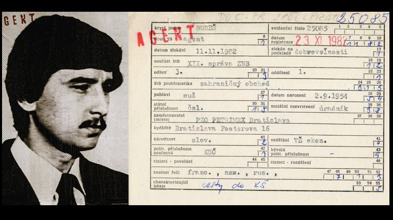vyrobku's tweet photo. Spolupráce Babiše se Státní bezpečností: Záznamy ve 13 svazcích 

Andrej Babiš se už devět let soudí o oprávněnost své evidence ve svazcích Státní bezpečnosti. Navzdory mnoha soudním sporům stále nemá čisté lustrační osvědčení. Je prvním členem polistopadové vlády, který ho nepředložil. Jak tento příběh podle dostupných dokumentů začal?

Dne 11. listopadu 1982 proběhla v bratislavské vinárně U Obuvníka schůzka za účasti důstojníka Státní bezpečnosti Júlia Šumana, na které podepsal vázací akt Andrej Babiš jako agent. V té době byl dva roky registrován pod číslem 25085 jako důvěrník.

Andrej Babiš byl od roku 1980 členem komunistické strany a díky svým kádrovým předpokladům rychle postupoval v kariérním žebříčku. V době podpisu spolupráce se Státní bezpečností byl zástupcem ředitele obchodní skupiny Podniku zahraničního obchodu Petrimex, kde tehdy pracovala nomenklaturní elita.

„Poté mu bylo oznámeno, že splňuje předpoklady na spolupracovníka čs. kontrarozvědky a byl mu předložen k podpisu písemný závazek. Kandidát závazek podepsal a souhlasil, aby bylo i nadále používáno krycí jméno BUREŠ,“ uvádějí tehdejší záznamy Státní bezpečnosti, jak probíhala schůzka s Andrejem Babišem.

Problém Babišovy spolupráce s StB byl oživen poté, co se rozhodl vstoupit do politiky. V roce 2012 podal žalobu na slovenský Ústav paměti národa (ÚPN), spravující svazky komunistické tajné policie. Slovenské nižší soudy mu následně daly za pravdu. Opíraly se přitom především o svědectví bývalých řídících důstojníků StB Júlia Šumana a Vladimíra Kuľhy, kteří zpochybnili rozsáhlou dokumentaci shromážděnou ÚPN.

Záznamy ve 13 svazcích

„Máme k dispozici 13 svazků, které se nacházely na pěti různých místech. Svazky byly dále podepsané kontrolními podpisy pracovníků různých řídících orgánů StB a dokonce i zástupci ministerstva vnitra,“ uvedl tehdejší ředitel ÚPN Ondrej Krajňák, který vyloučil, že mohlo u agenta „Bureše“ dojít k falšování údajů o evidenci.

Obrat nastal po verdiktu slovenského Ústavního soudu v říjnu 2017, který rozhodnutí nižších soudů zrušil a vrátil případ k novému projednání. Žalovanou stranou ve sporu neměl být ÚPN, a přelomově zpochybnil i věrohodnost bývalých příslušníků StB, což musí vzít do úvahy i budoucí soudy. Kvůli nezbavení mlčenlivosti byly jejich výpovědi označeny za nezákonné.

O rok později zamítl stížnost premiéra Babiše Evropský soud pro lidská práva. Poslední soudní líčení proběhlo v listopadu 2019 u slovenského Ústavního soudu, kam se český premiér obrátil kvůli údajnému porušení svého práva na spravedlivý proces.

Ústavní soud řešil jeho případ v jiném složení, přičemž dva soudci tříčlenného senátu byli dříve poslanci vládní strany Smer-SD Roberta Fica s úzkými vazbami na Andreje Babiše. Druhý nález Ústavního soudu mu dal částečně za pravdu, když nižší soudy porušily jeho právo na soudní ochranu i právo na spravedlivé soudní řízení.

Babiš vědomou spolupráci stále odmítá a hodlá se soudit se slovenským státem. Po změně vlády to však bude mít složitější. ÚPN navíc předložil další důkaz, kartu agenta „Bureše“. Šéf ANO ovšem už dříve prohlásil, že se bude soudit třeba do konce života.

Zdroj:
https://t.co/IMiz59ifJw