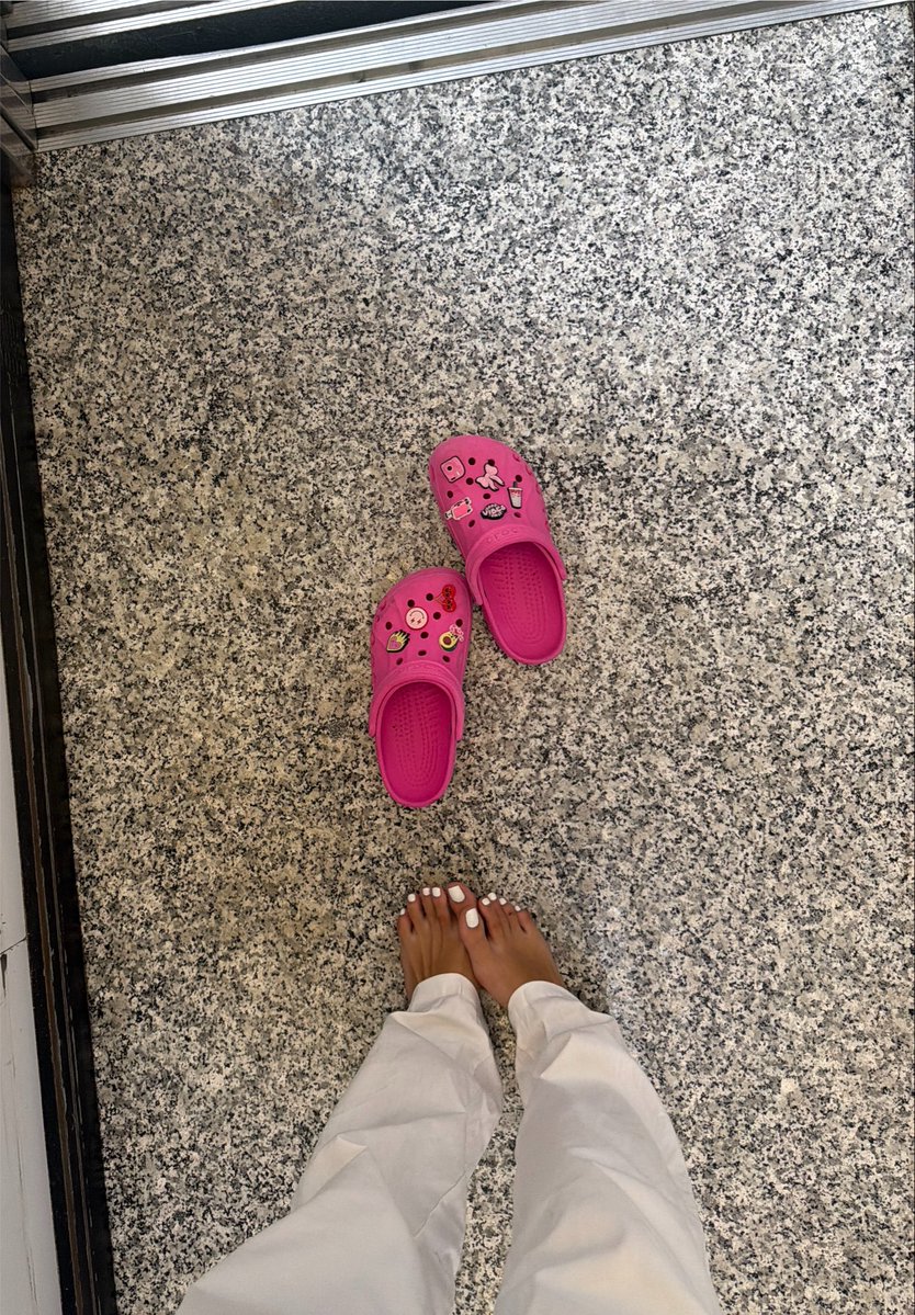 GoddessMeeli's tweet photo. Yo sólo trabajo y tú me duplicas el salario!! 🙇🏻🐕🐕🤤
#findom #feetfetish #goddess https://t.co/0U2SM9PmRx