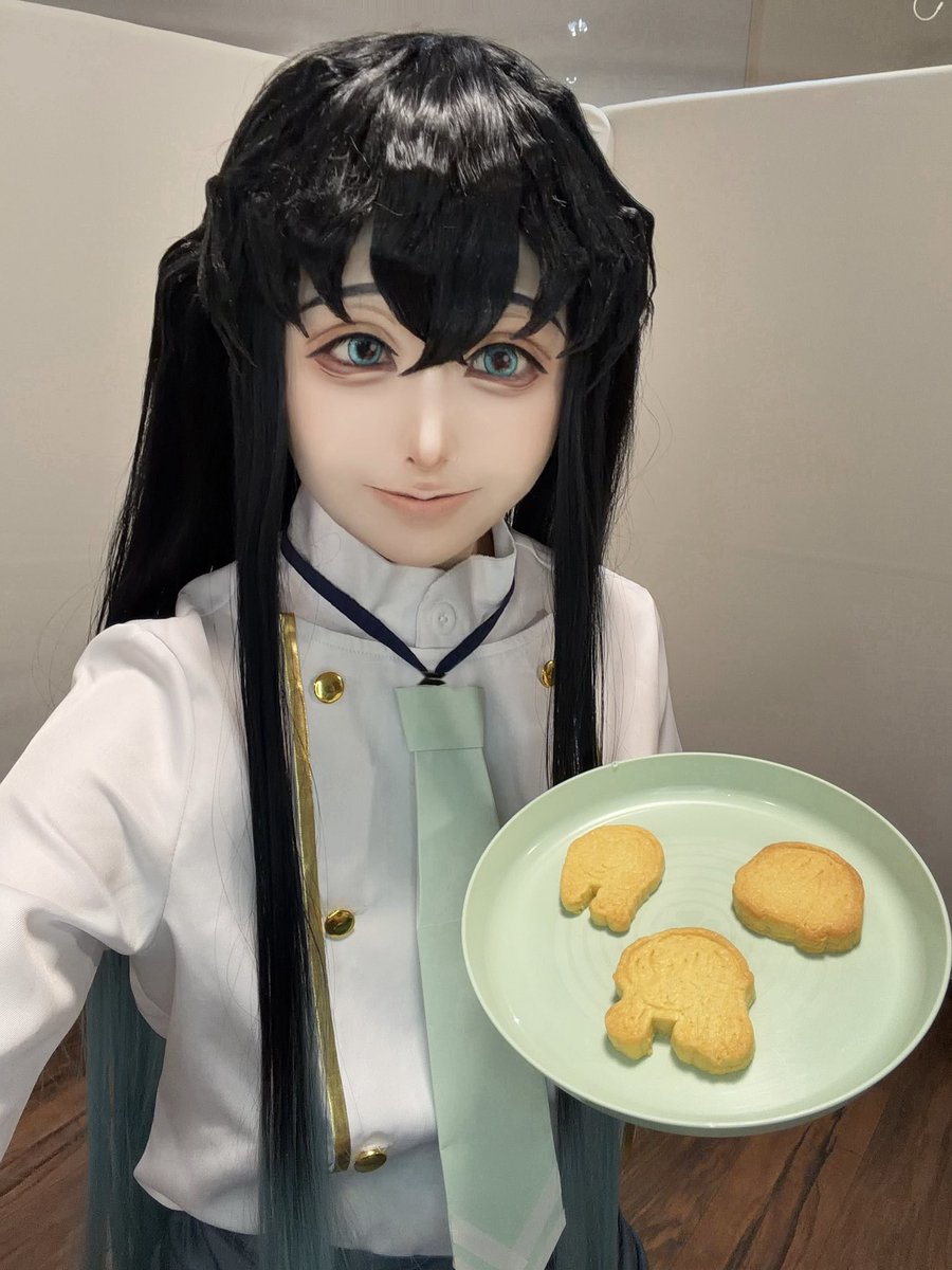 770_cos_'s tweet photo. 今日はスイパラ併せでした🍰✨

朝、衣装にアイロンかけてそのまま
ネクタイを置き忘れてきたポンコツです😂
その辺に置いてあった紙で即席ネクタイ作りました😂

悔しすぎるのでまた来週のスイパラ併せでリベンジする🥹！

 #kmt繁忙期食堂0802 https://t.co/2vJmpcINMj