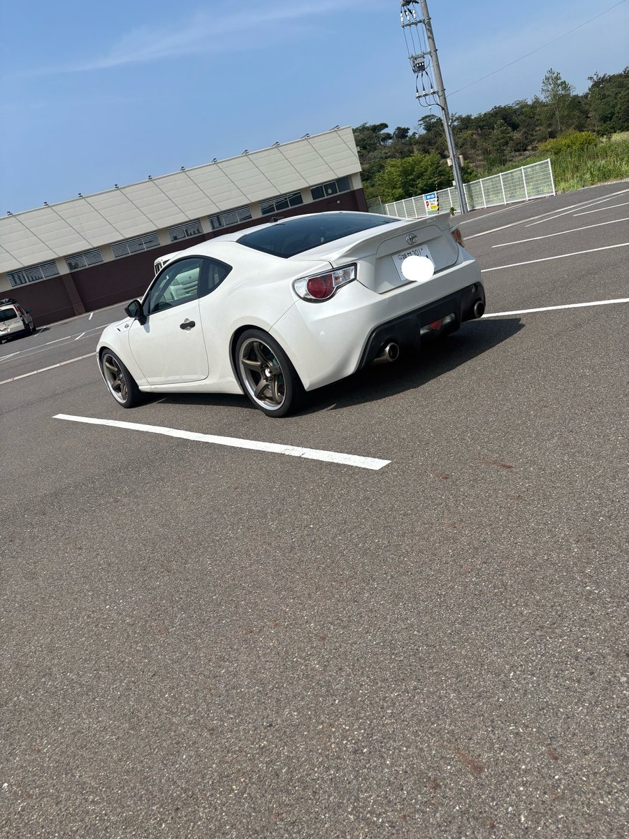 boyuboyuKMNHZ's tweet photo. 〜HZ自動車部 今週の活動内容〜
・納車
・サーキット(1回目)(納車直後)
・足仕様変更
・羽とホイーヨ装着
・サーキット(2回目)
・オーディオ取り付け
・オイル交換
・ジムカーナ
ほんとに1週間の出来事だったんだろうか
#HZD https://t.co/LyQSwqaP56
