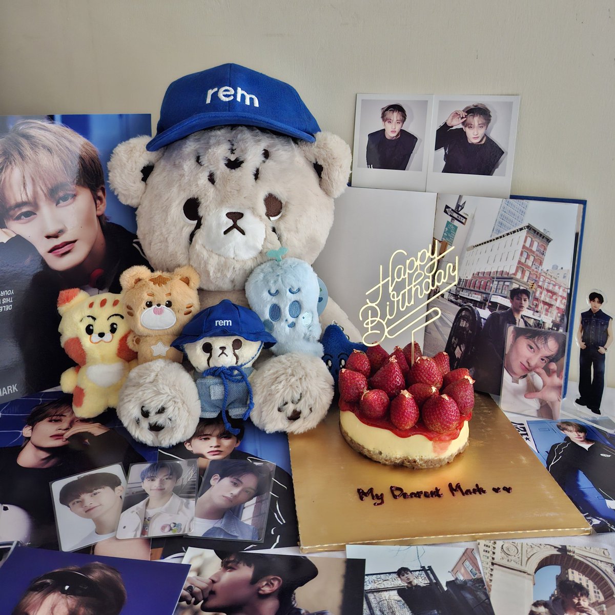 daisysdailee's tweet photo. ┊        ┊       ┊       ♡        ┊
┊        ┊       ┊                ˚  ♡
┊        ┊       ♡      ⋆             +
♡    ⋆ 
┊    . 𝒉𝒂𝒑𝒑𝒊𝒆𝒔𝒕 𝒃𝒊𝒓𝒕𝒉𝒅𝒂𝒚, 
                  𝒎𝒚 𝒅𝒆𝒂𝒓𝒆𝒔𝒕 𝒎𝒂𝒓𝒌 ♡

#오랜내여름민형아생일축하해
#AlwayswithMarkLee https://t.co/cneVoyce2V