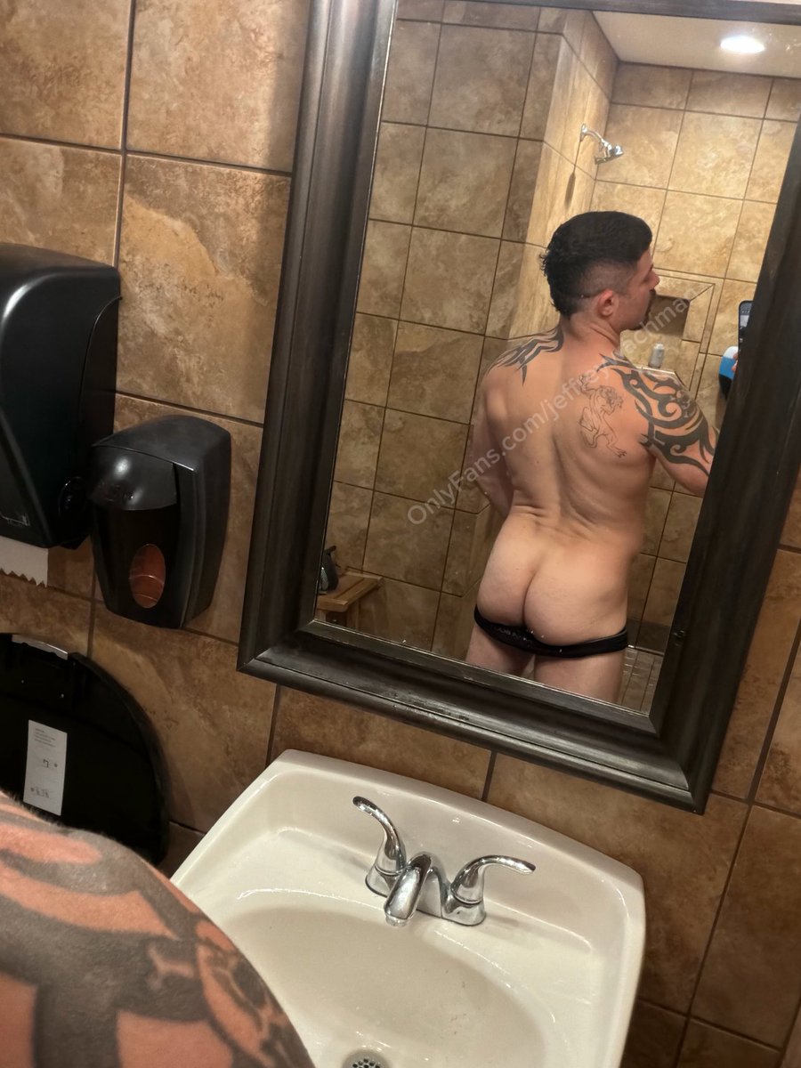 jeffreywachman's tweet photo. That back workout tho… who wants to workout me out? Or, workout with me?

 #gay #mlm #gaytwitter @ItsJeffsBoys @itsjeffshouse @itsjeffsworld https://t.co/YE12P4X5qI