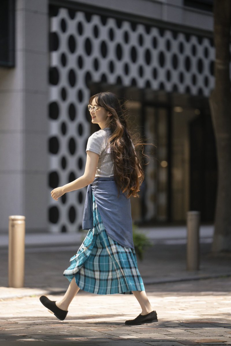 FUDGE_magazine's tweet photo. FUDGE8月号SNAP特集の「モノトーンって素敵。カラフルって楽しい！」と連動。爽やかなターコイズのチェックスカートが主役。グレーとブルーの濃淡で作る、夏のカラーコーデをご紹介
https://t.co/qHvNdrzNDO https://t.co/qq72UBeuwI