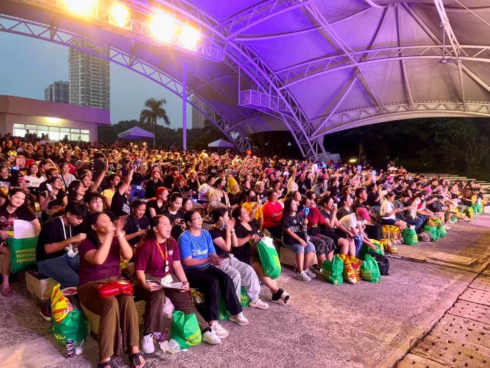 RafflesKeipyro's tweet photo. Mas marami pang umattend sa luneta watch party ng SB19 kaysa doon sa isang nalugi. ☺️ https://t.co/1hdcG94MkL