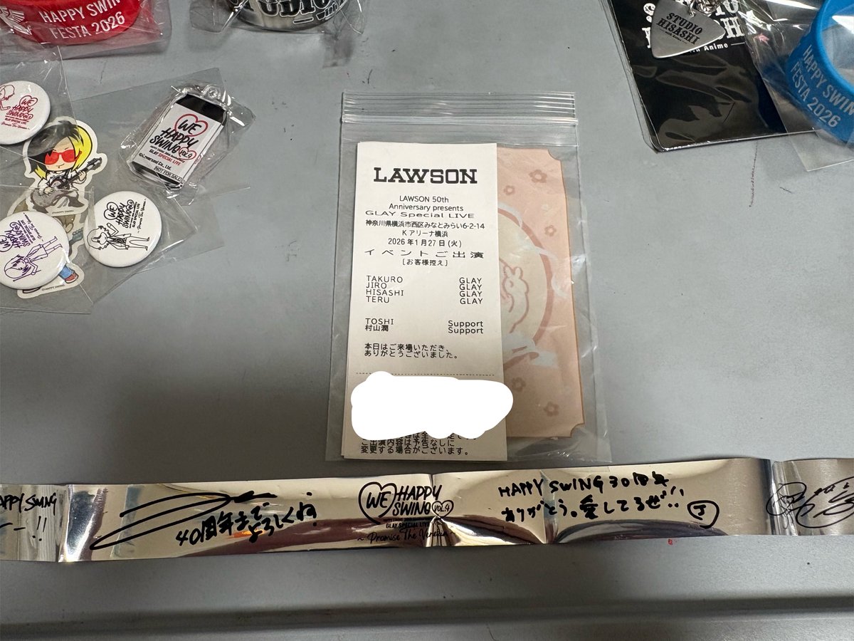 ZEMA3f's tweet photo. 幕張2DAYS

ガチャ交換してくれた方

銀テ譲ってくれた方

貴重なKアリグッズまでいただけて

ライブの外でもとてもいい思い出

チケット交換してもらえたから

最高の機会に恵まれました♪

関わった方全てに感謝です😭 https://t.co/4e8WUS3CA9