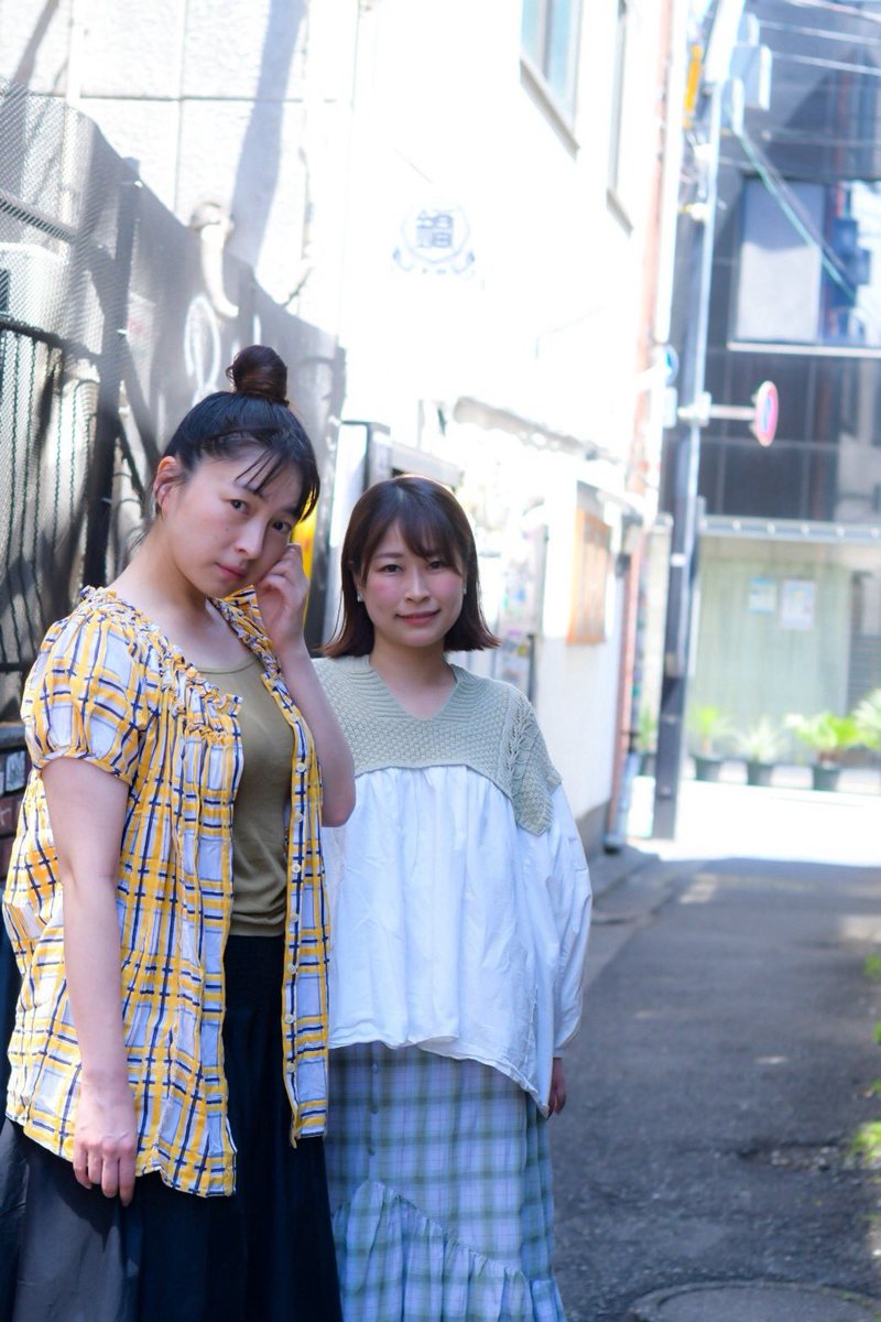 kimuratonogi's tweet photo. てなわけで『卵』
の、チラシにある2人の写真は、
中沢志保さん(@honoka090823 )に撮っていただきました！
お散歩しながらの撮影、楽しかったです。
お気に入りがたくさんあるので、またアップします🫶

『卵』ご予約お待ちしております🥚
https://t.co/nQsmosARvo
8/20(木)〜23(日)
イズモギャラリー https://t.co/oinTxfPQ68