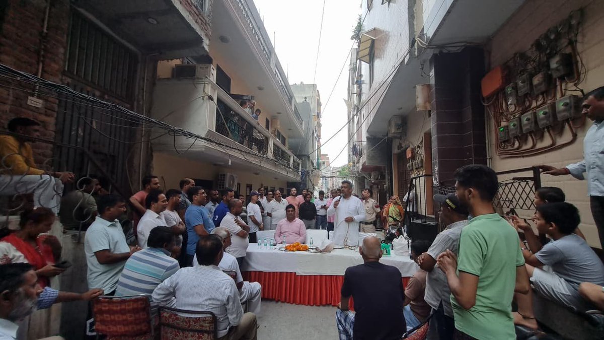 BJPChandankr's tweet photo. आज डी-ब्लॉक, संगम विहार में आयोजित जनसुनवाई के दौरान क्षेत्र की जनता की समस्याओं को सुना तथा उनके त्वरित एवं प्रभावी समाधान हेतु संबंधित अधिकारियों को आवश्यक निर्देश दिए।

संगम विहार के प्रत्येक नागरिक की समस्याओं का समयबद्ध समाधान और क्षेत्र का समग्र विकास हमारी सर्वोच्च प्राथमिकता है।