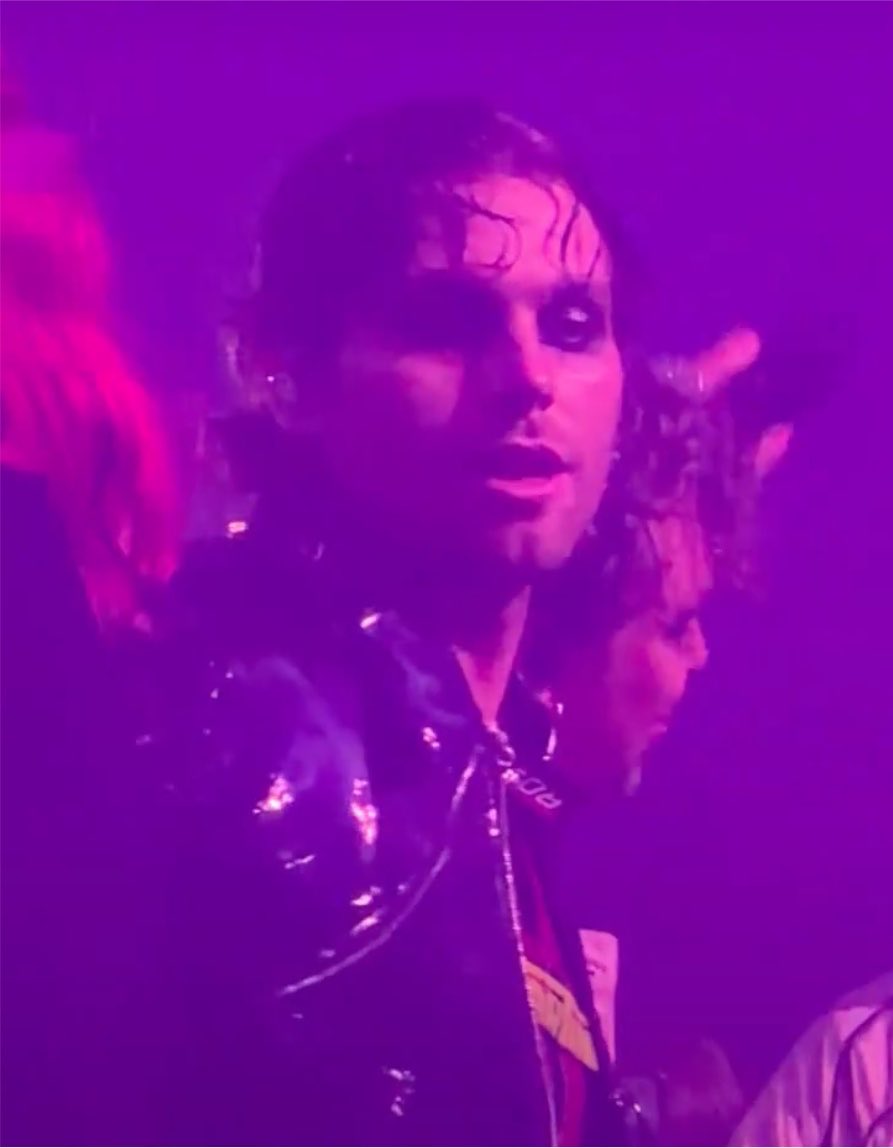moodsw1ngsluke's tweet photo. can someone explain to me how he… in one day… in the same day…. https://t.co/jJoxRTXWwT